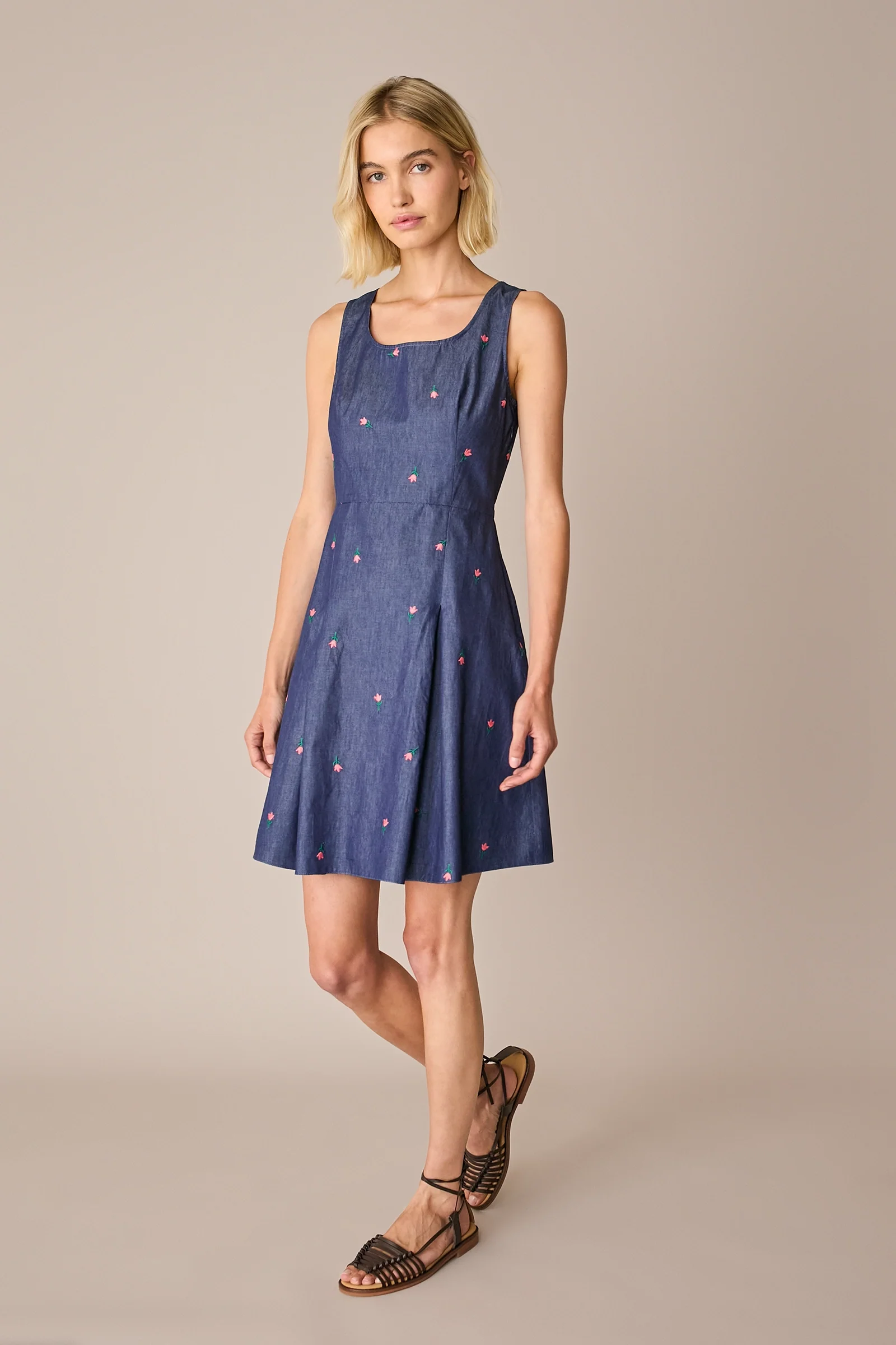 Abito effetto denim con fiori ricamati - Image 3