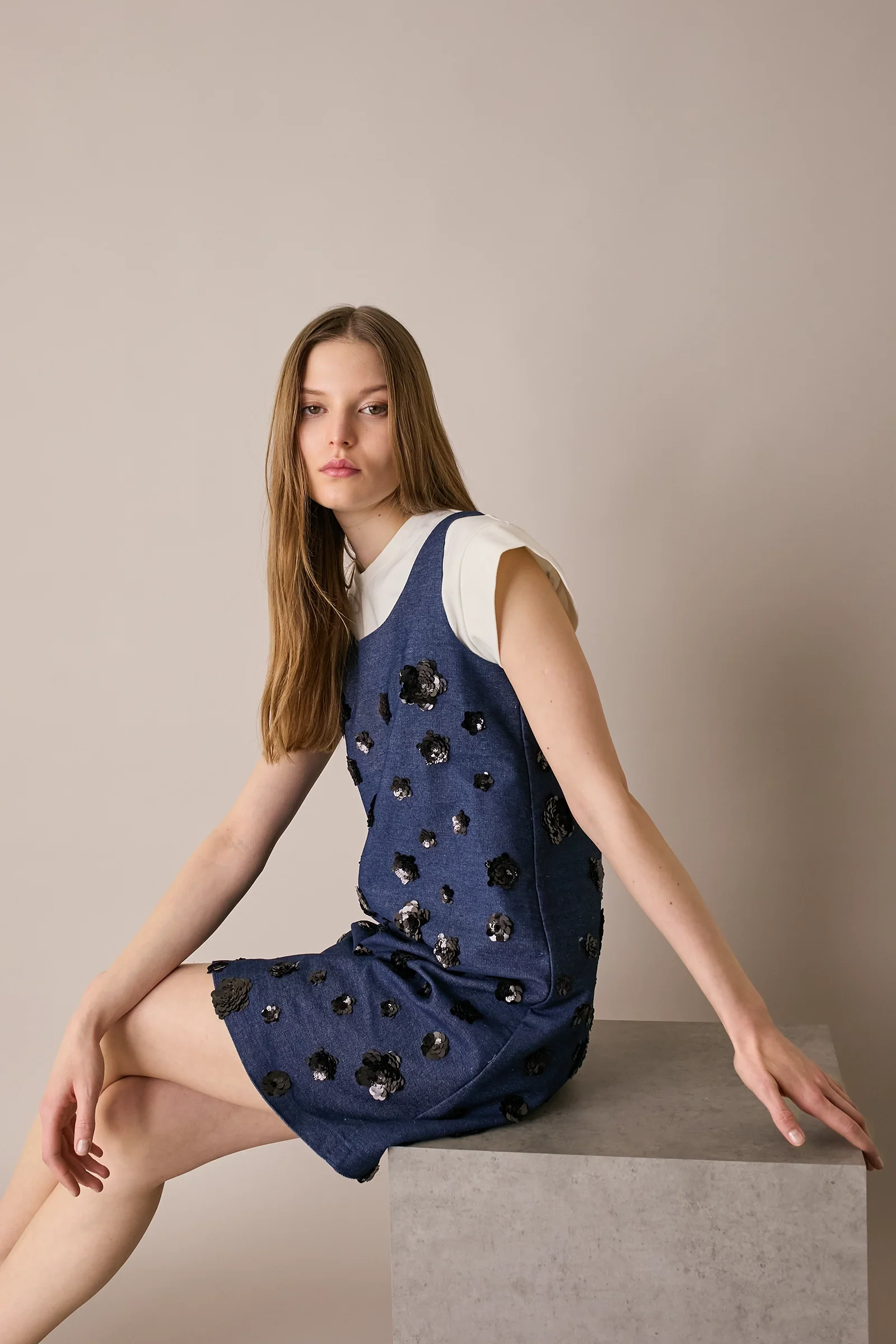Abito in denim con ricami paillettes - Image 3