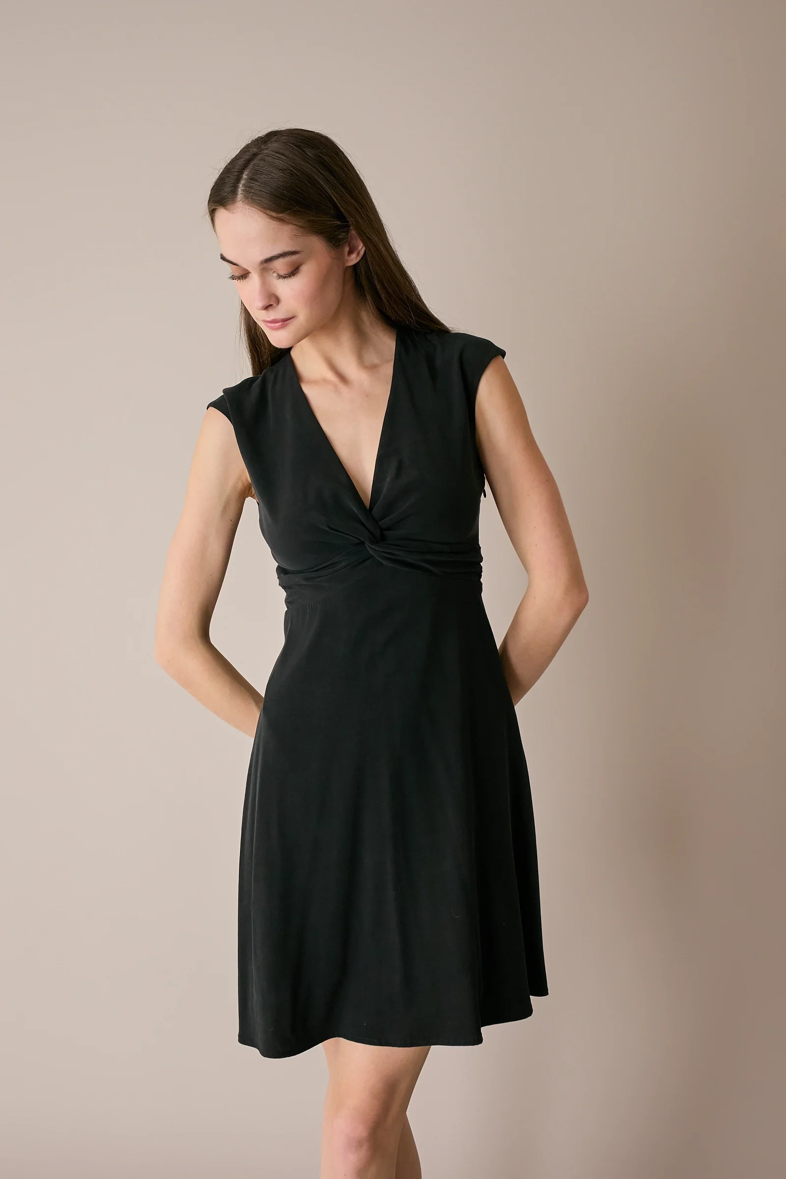 Abito stretch con scollo intrecciato