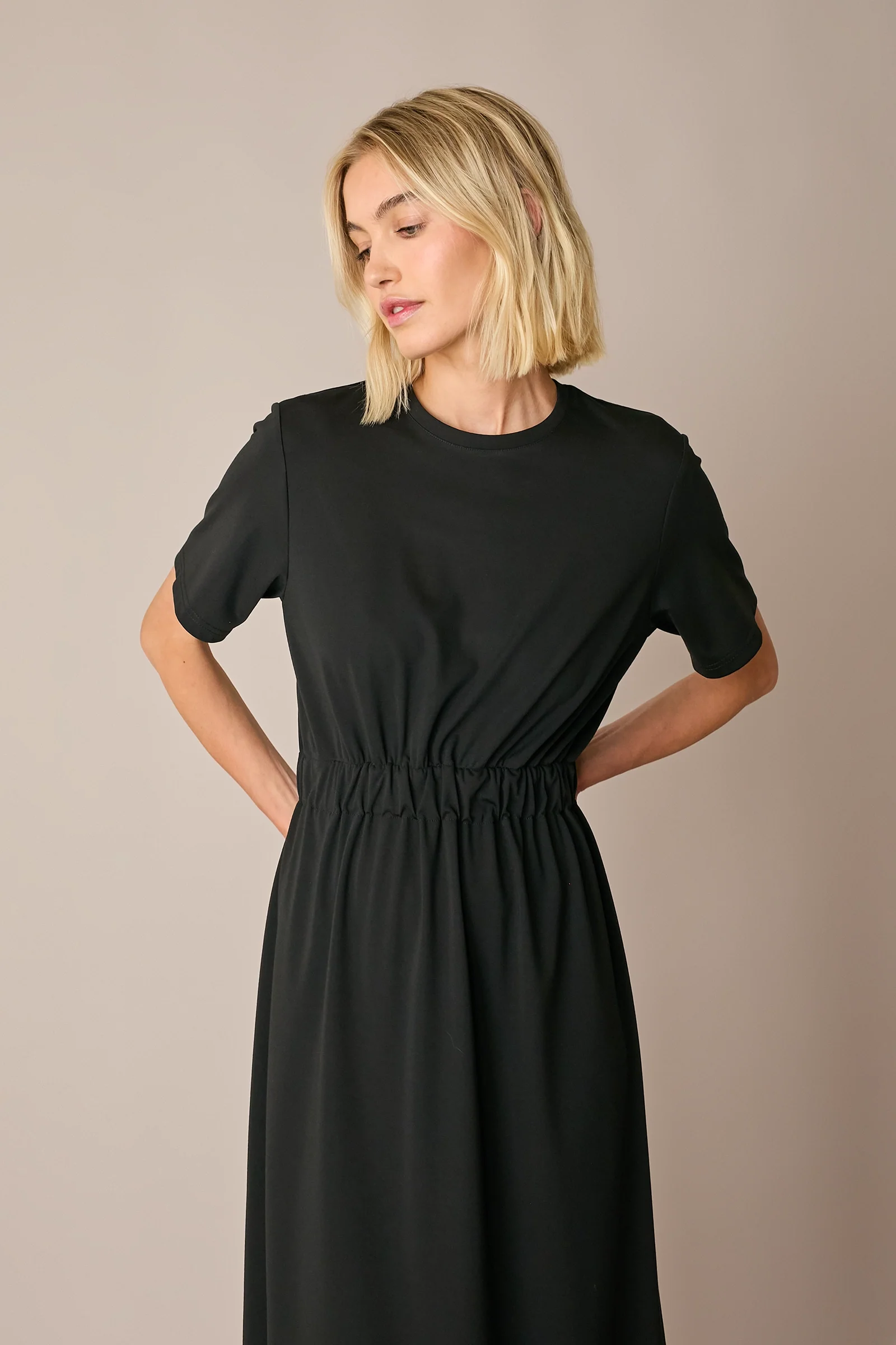 Abito T-shirt con cut-out sul retro - Image 4