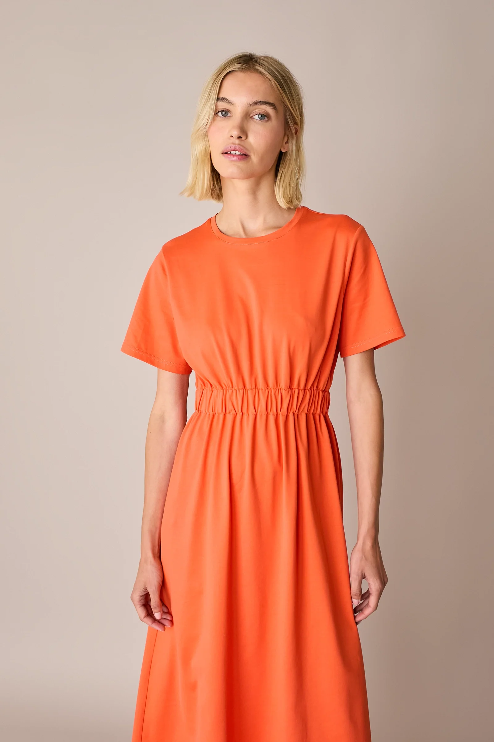 Abito T-shirt in cotone con cut-out sul retro - Image 6