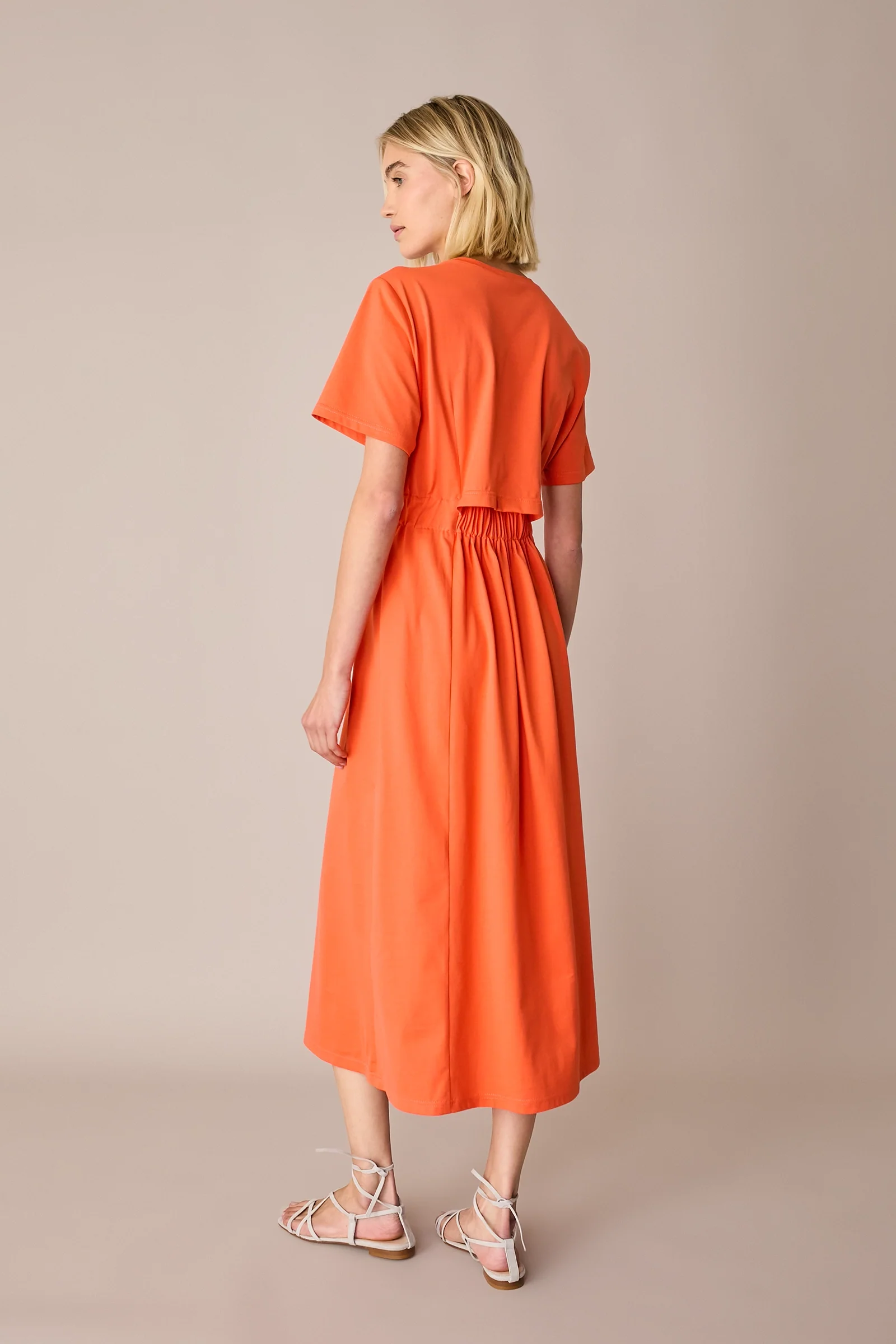 Abito T-shirt in cotone con cut-out sul retro - Image 8