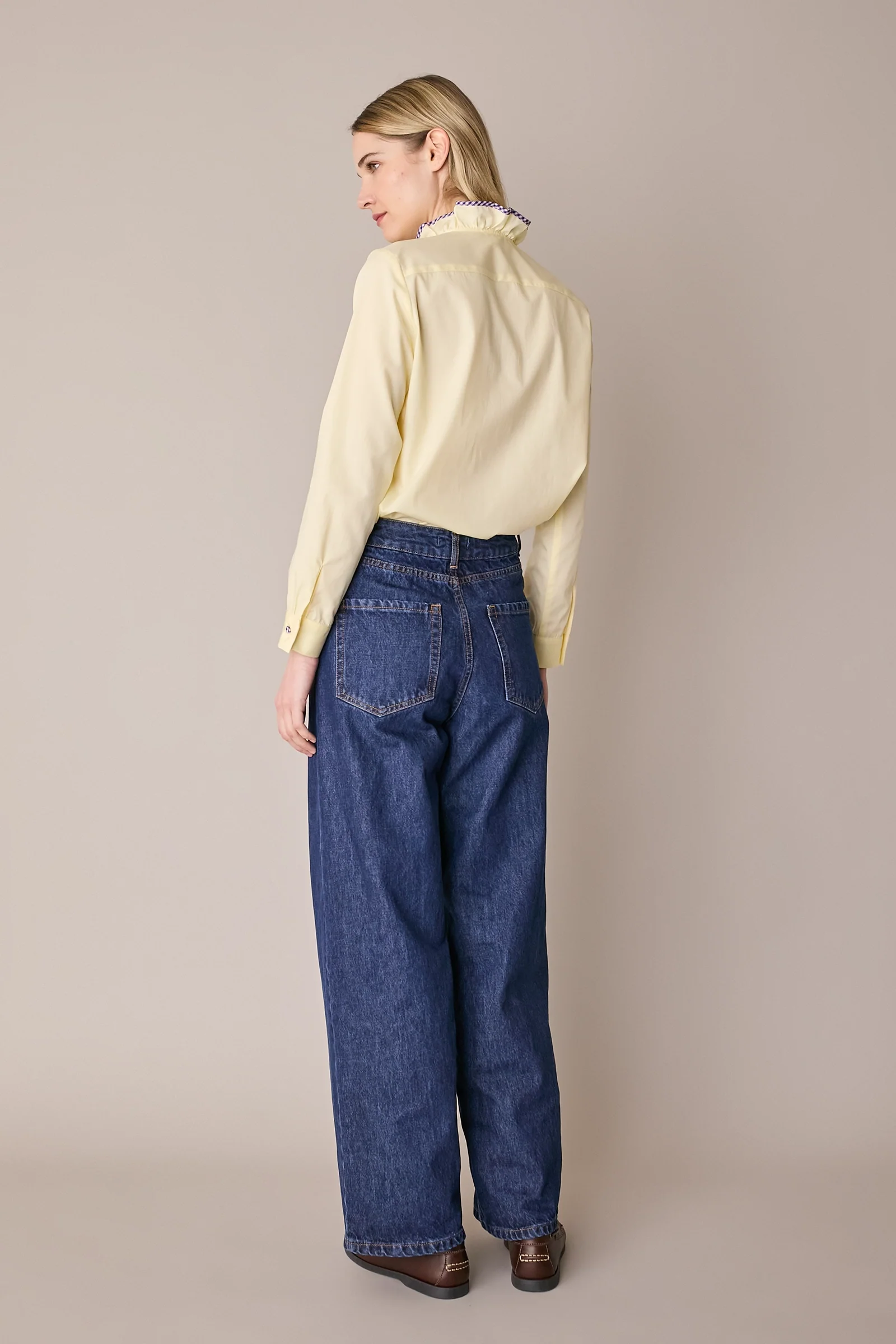 Camicia con colletto volant e profili a contrasto - Image 12