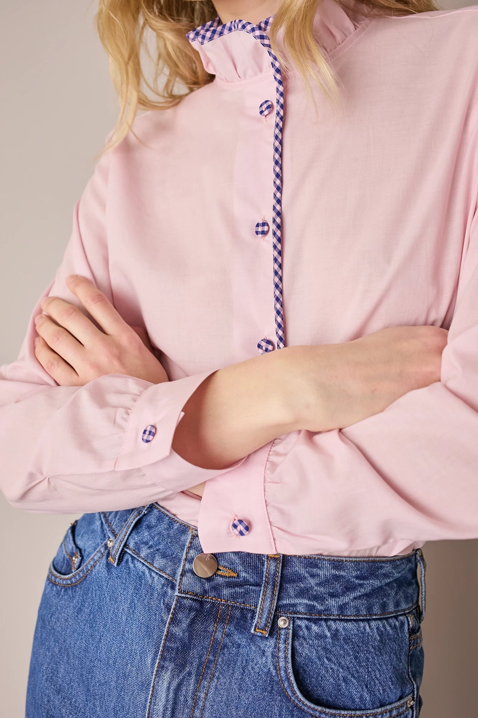 Camicia con colletto volant e profili a contrasto - Image 13