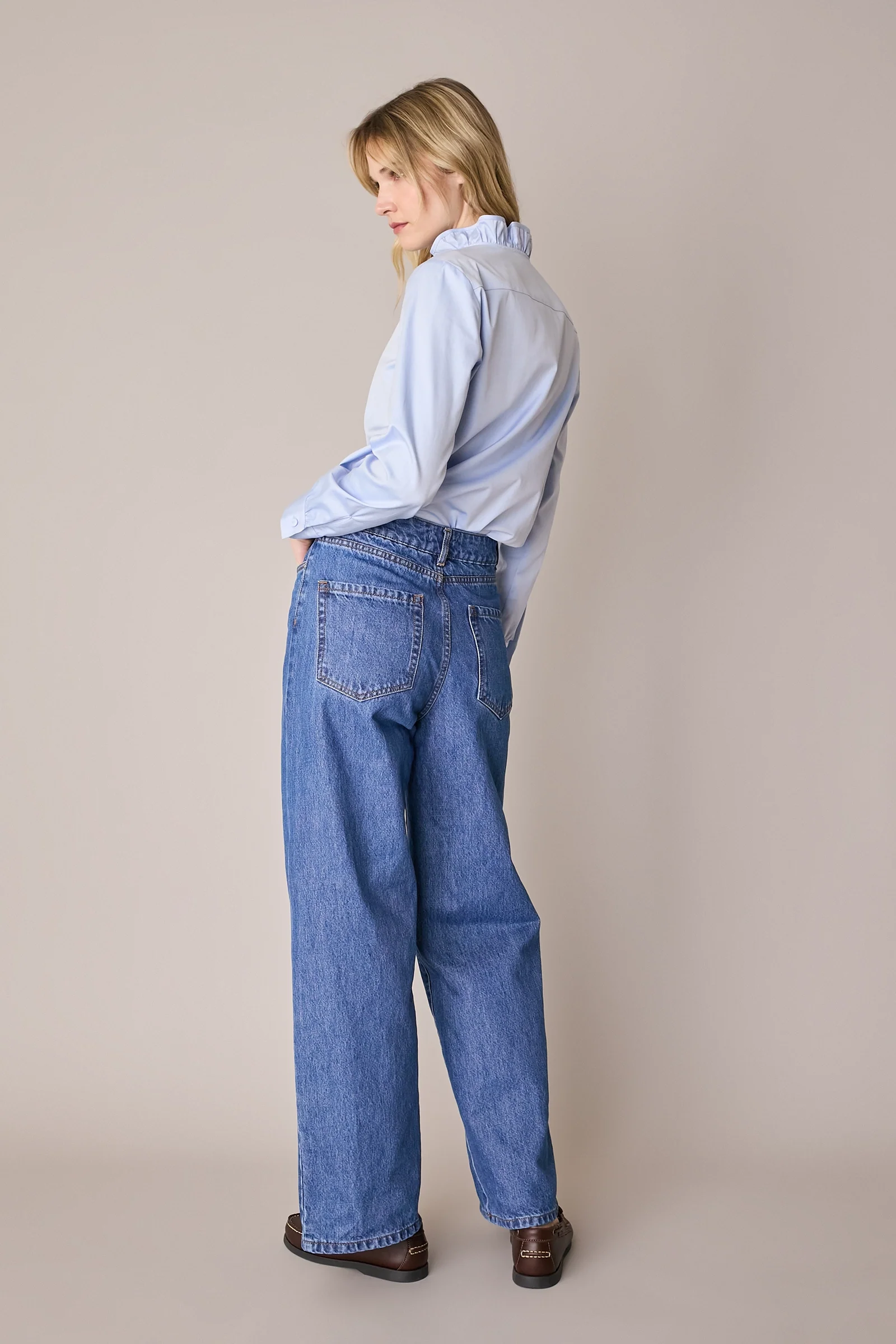 Camicia con colletto volant e profili a contrasto - Image 24