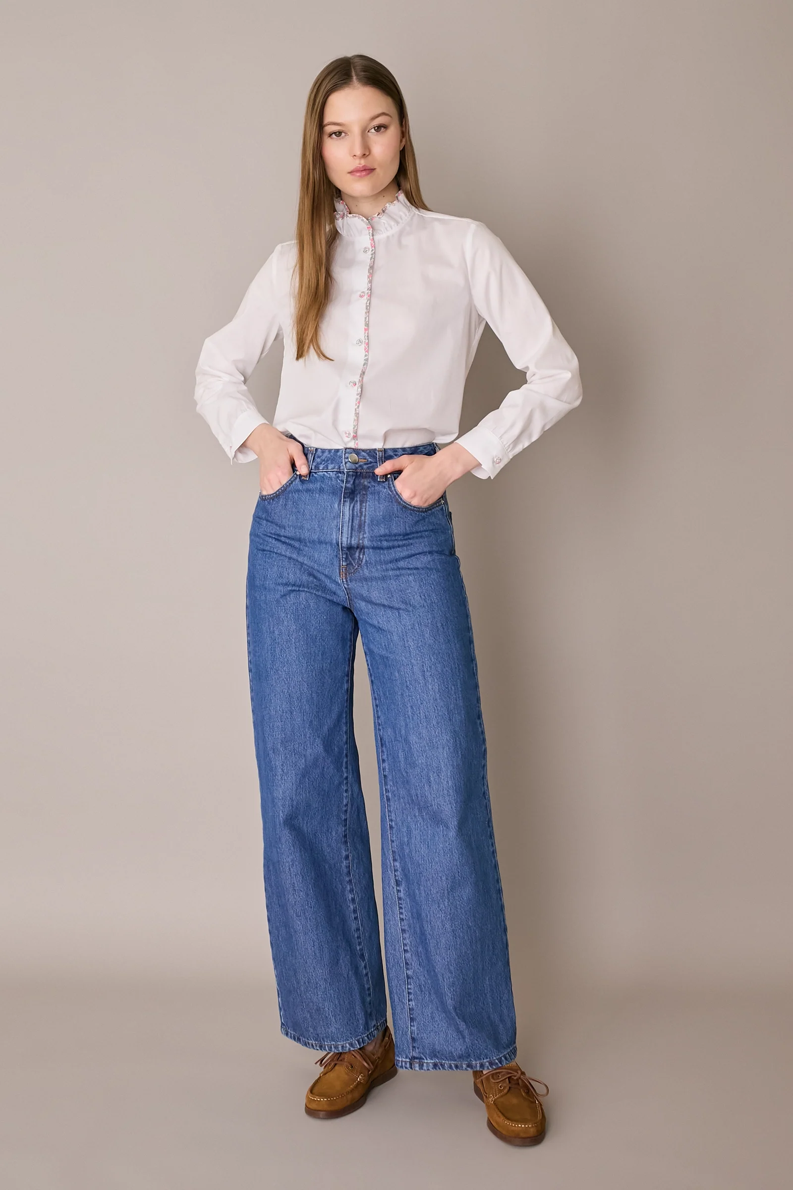 Camicia con colletto volant e profili a contrasto - Image 3