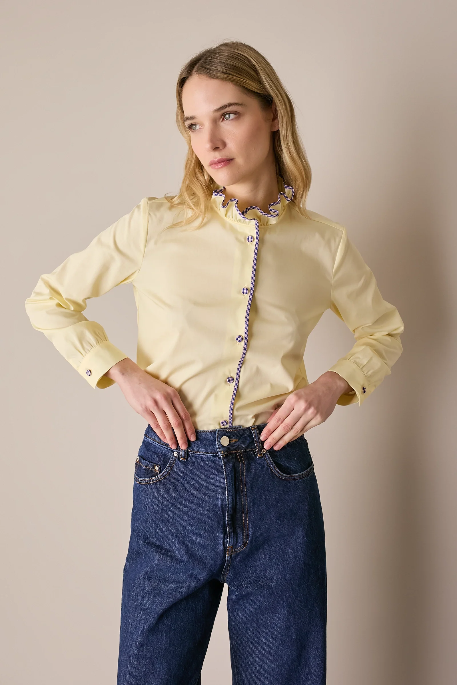 Camicia con colletto volant e profili a contrasto - Image 7