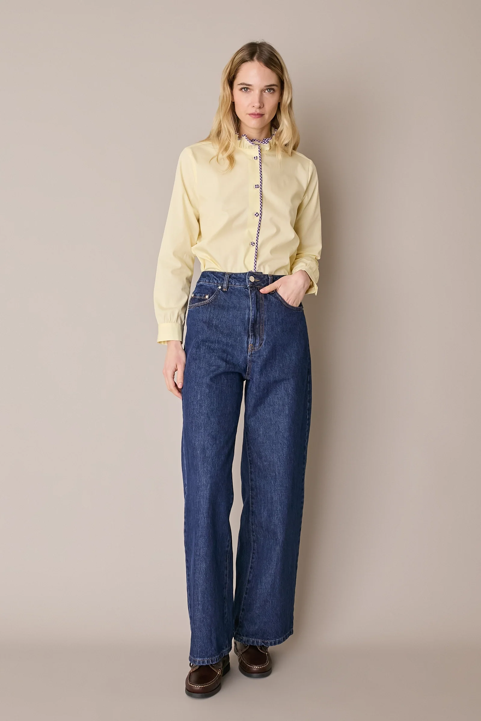 Camicia con colletto volant e profili a contrasto - Image 9