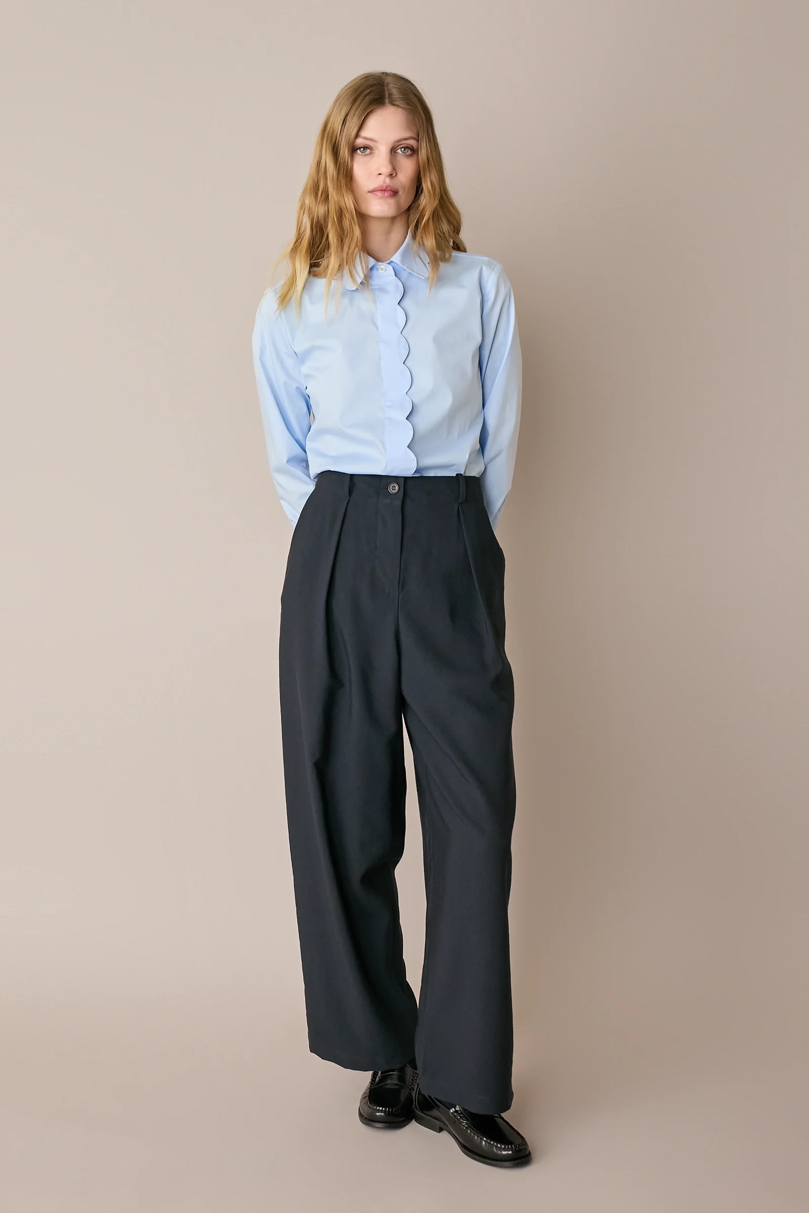 Pantaloni fluidi con pinces - Image 8