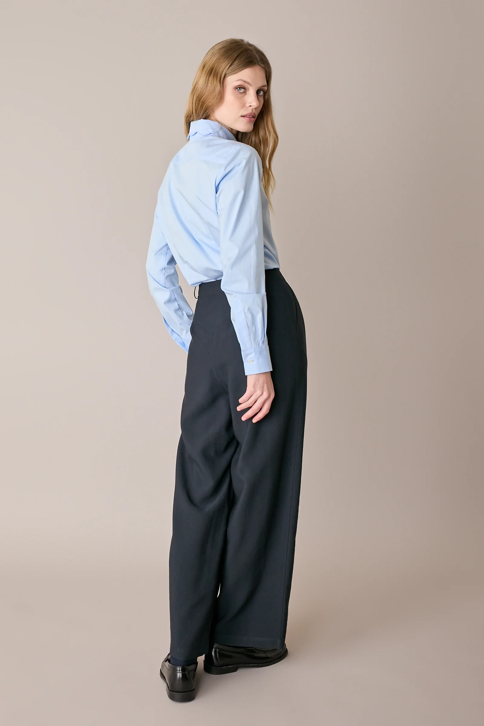 Pantaloni fluidi con pinces - Image 10