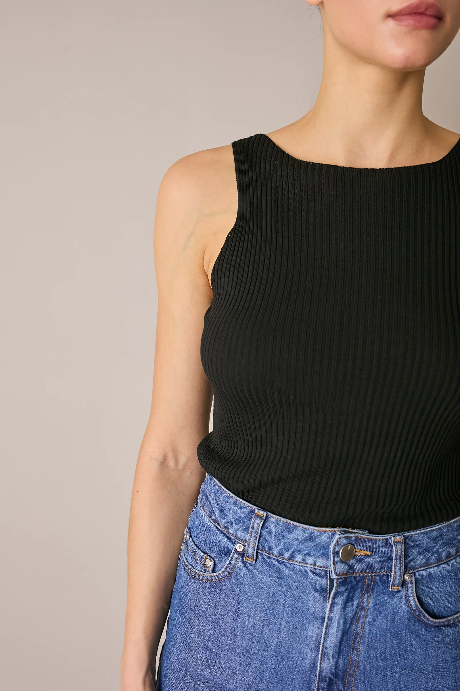 Top a costine con scollo a barchetta - Image 7