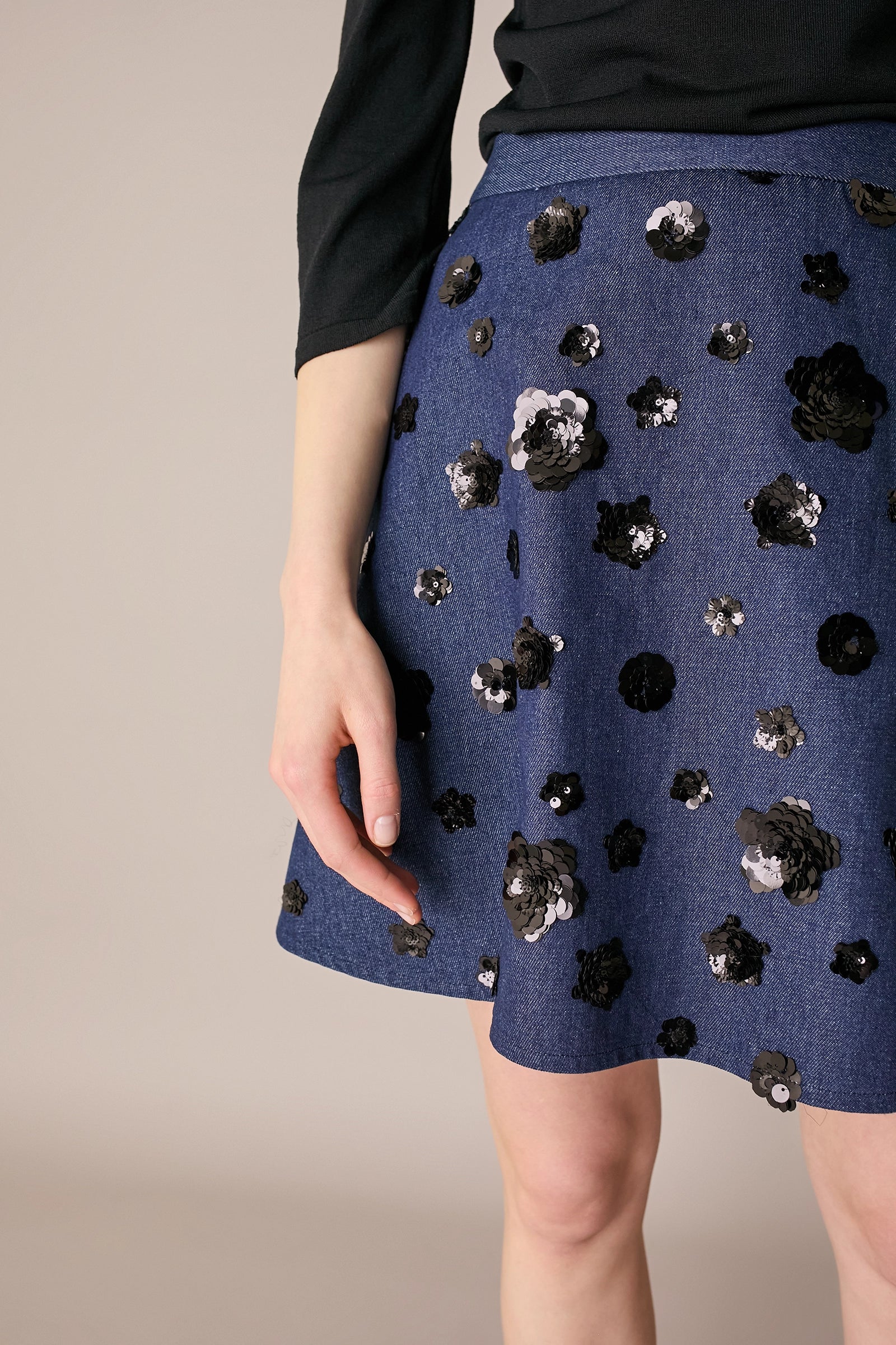 Gonna in denim con ricami paillettes - Image 3