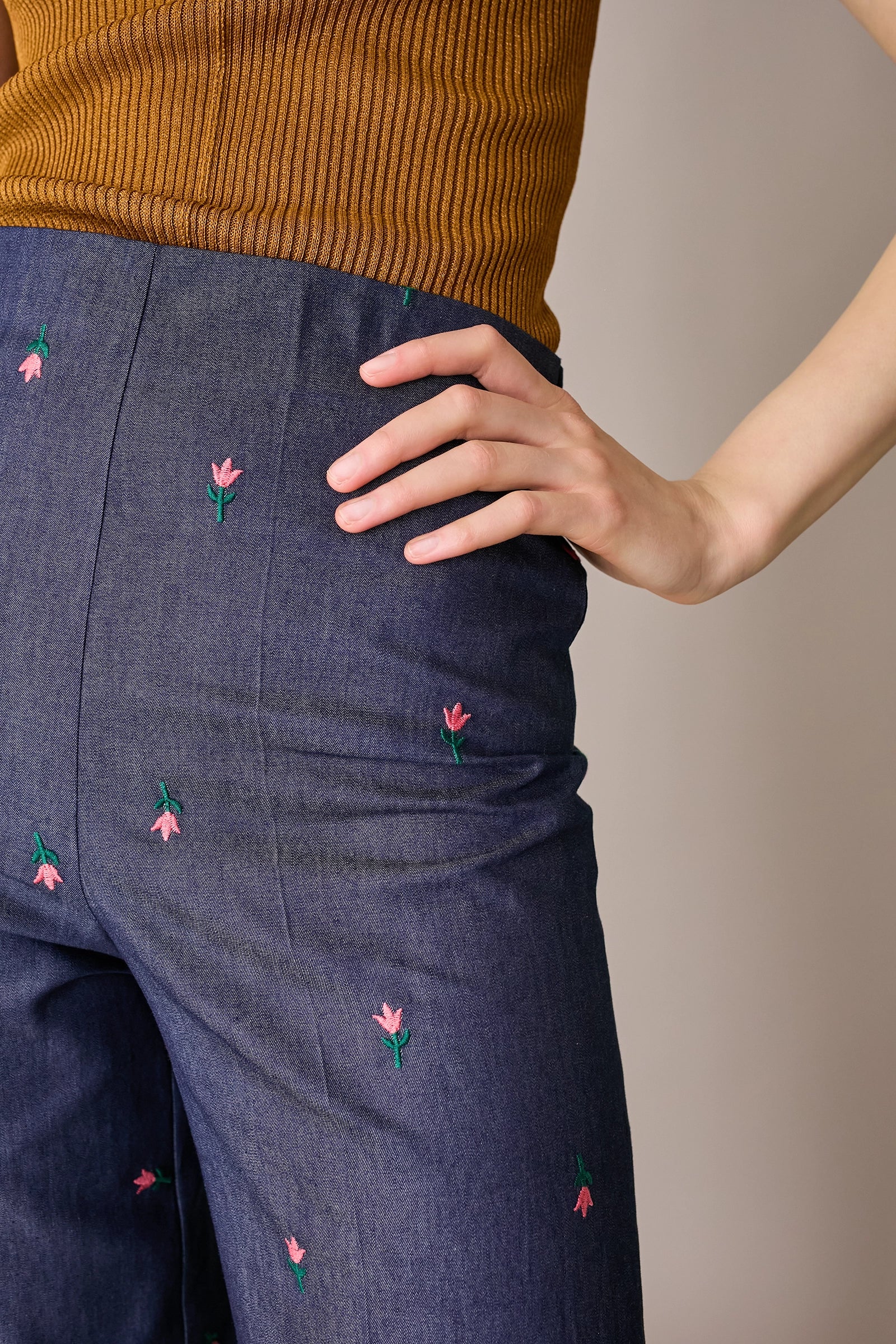 Pantaloni effetto denim con fiori ricamati - Image 2