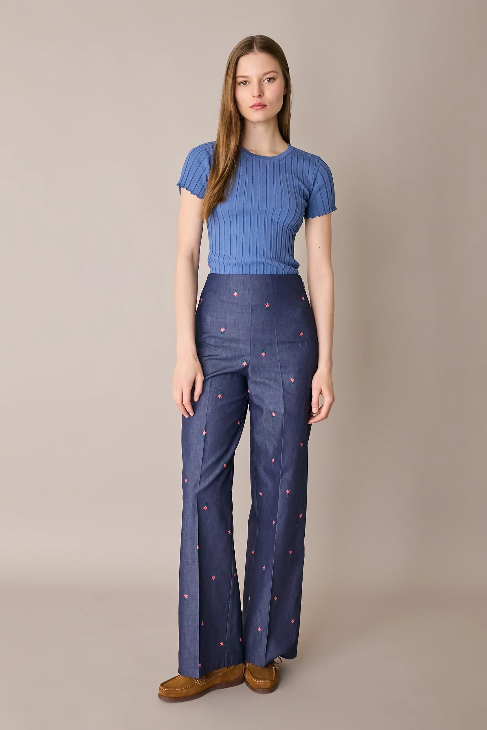 Pantaloni effetto denim con fiori ricamati - Image 4