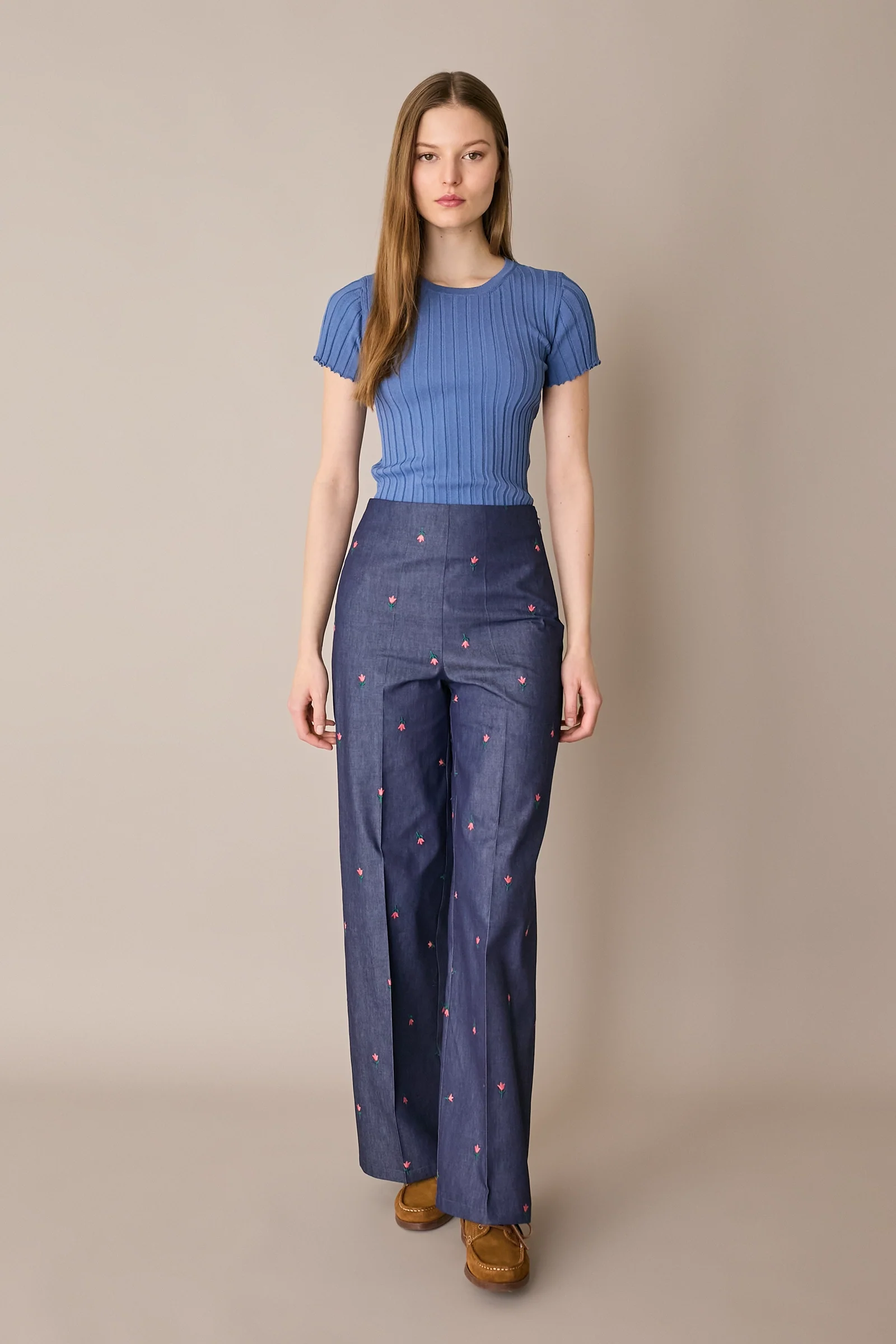Pantaloni effetto denim con fiori ricamati - Image 5