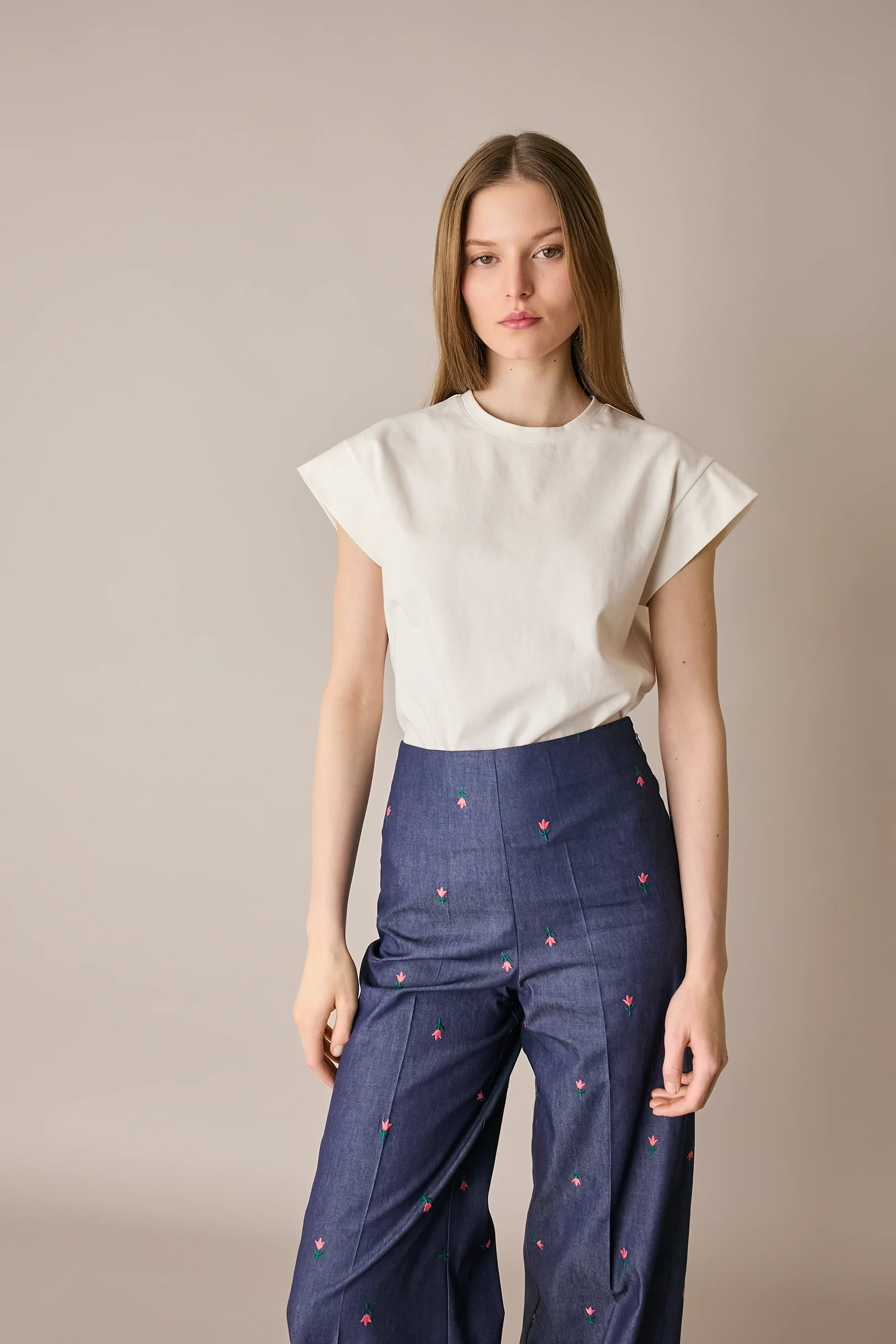 Pantaloni effetto denim con fiori ricamati - Image 6
