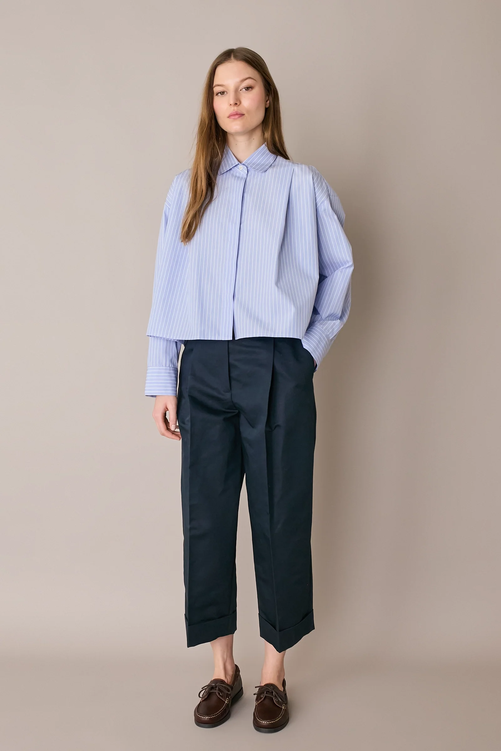 Pantaloni in blend di lino con piega e risvolto - Image 3