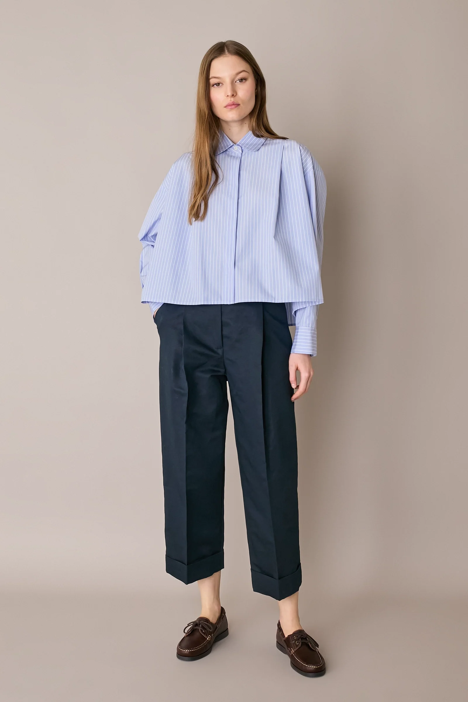 Pantaloni in blend di lino con piega e risvolto - Image 5