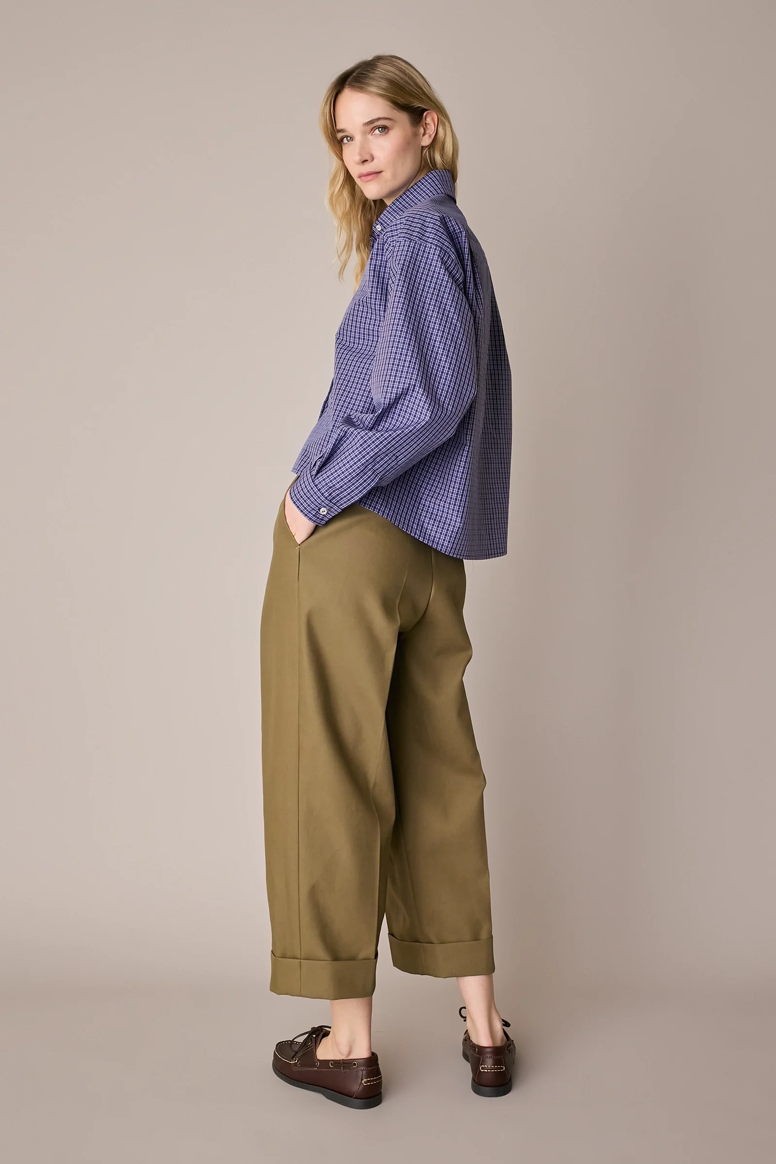 Pantaloni in cotone con piega e risvolto - Image 15