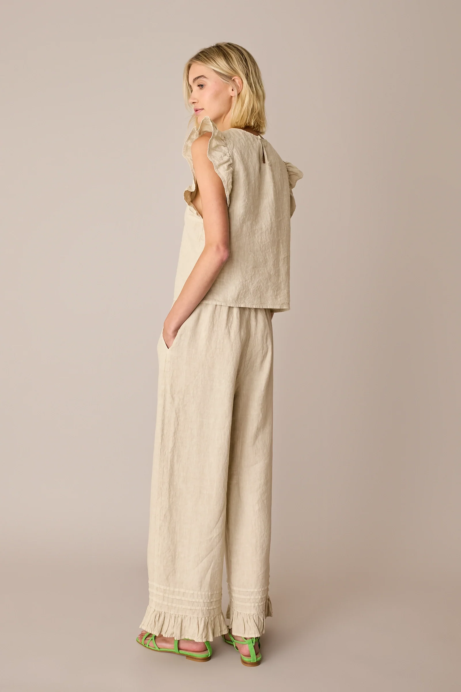 Pantaloni in lino con volant - Image 14