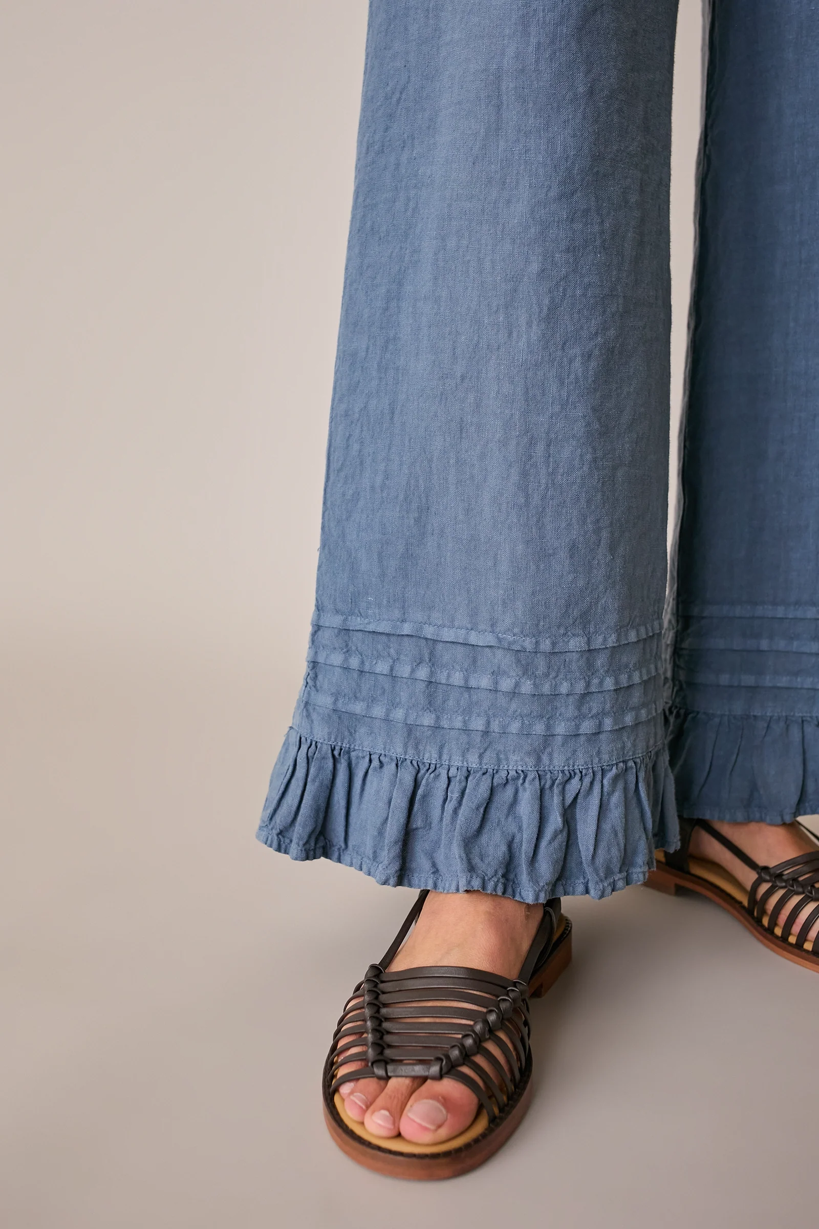 Pantaloni in lino con volant - Image 7