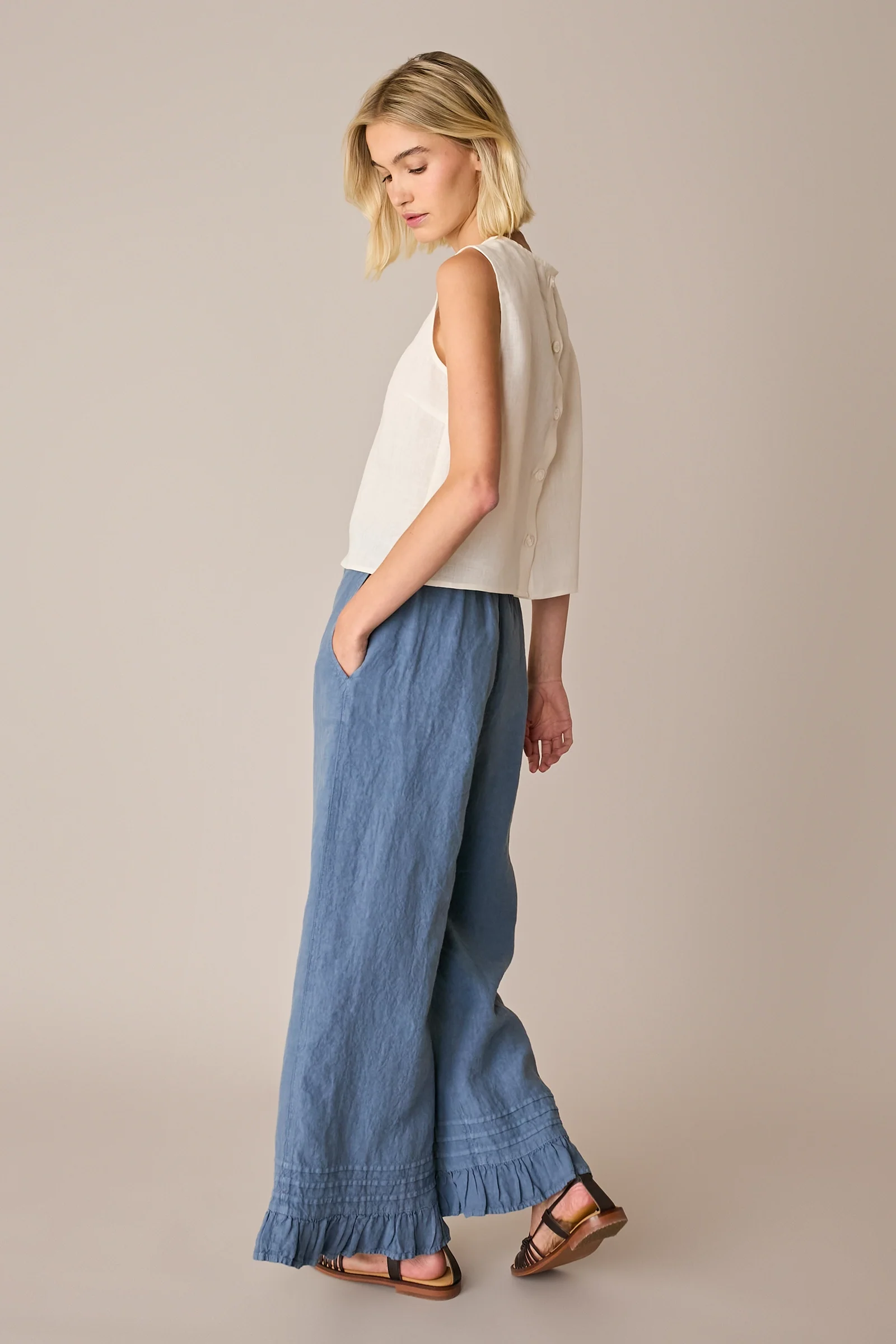 Pantaloni in lino con volant - Image 8