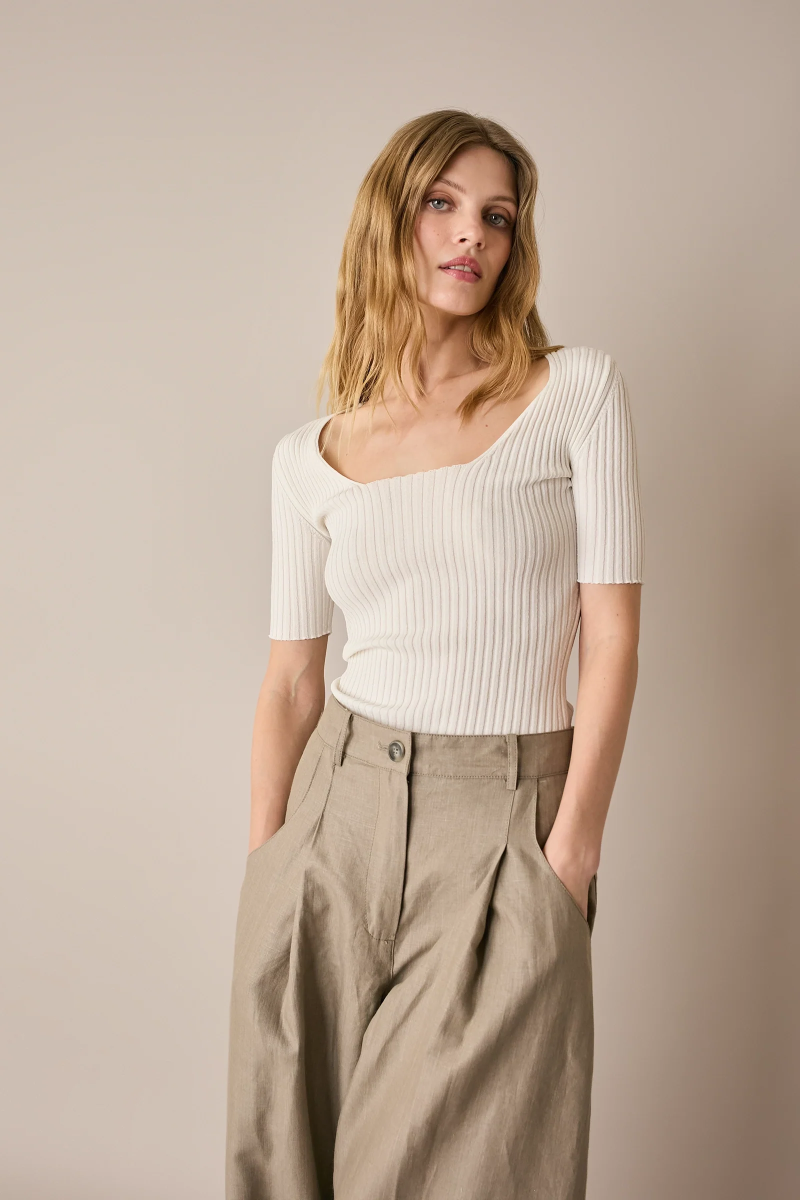 Pantaloni in lino con pinces - Image 5