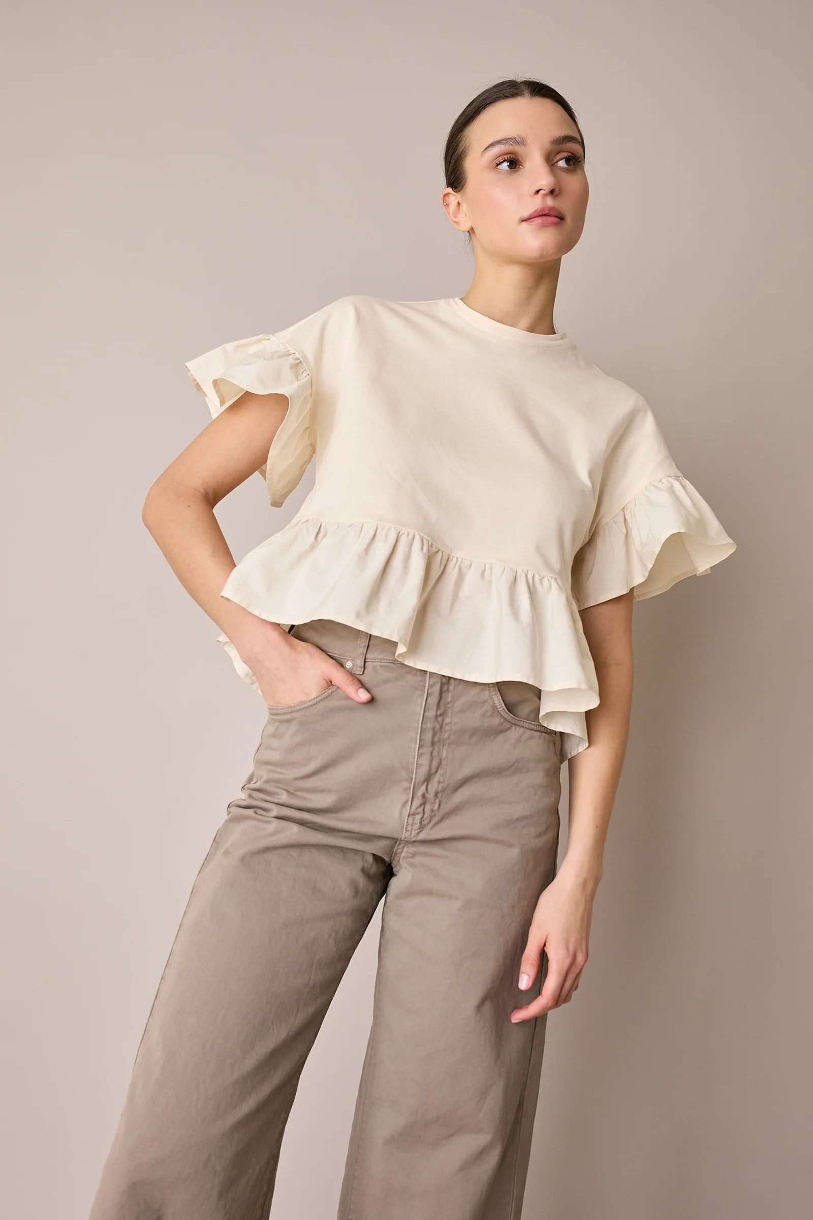 T-shirt con balze a contrasto