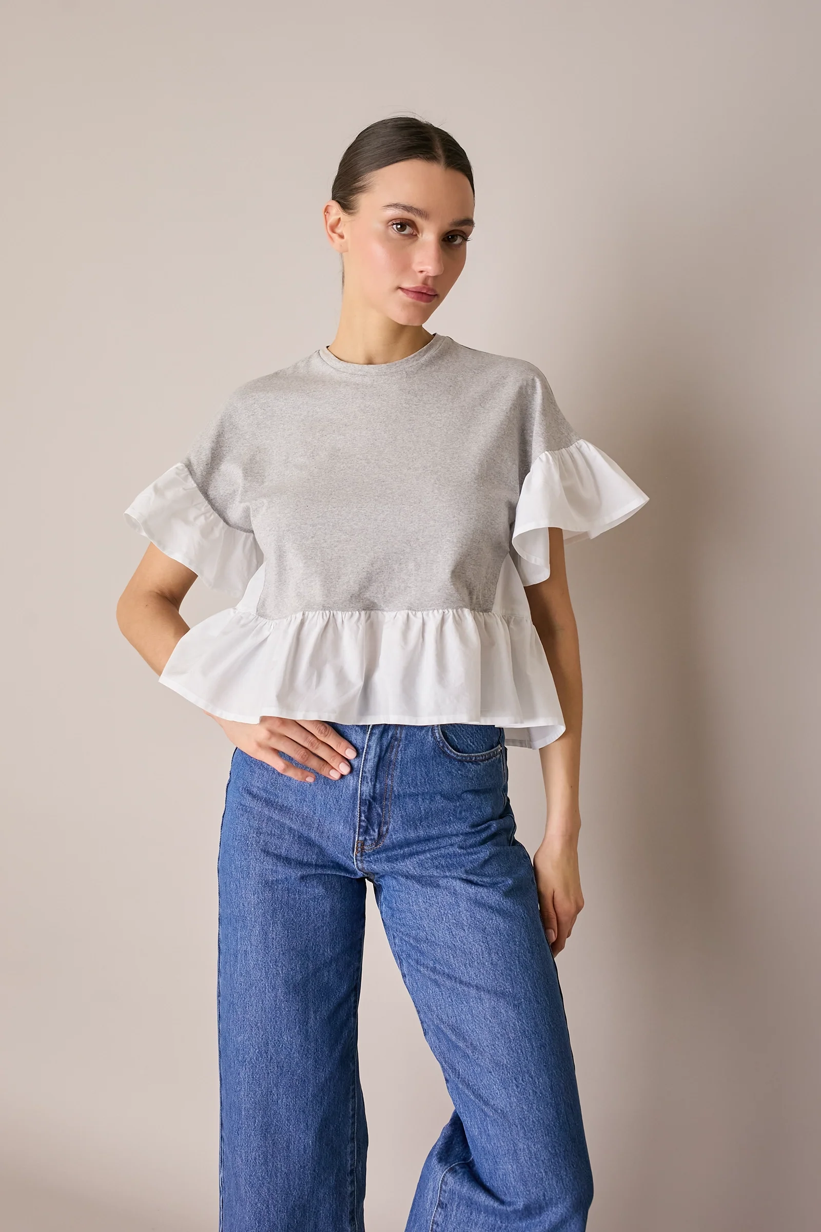 T-shirt con balze a contrasto - Image 11