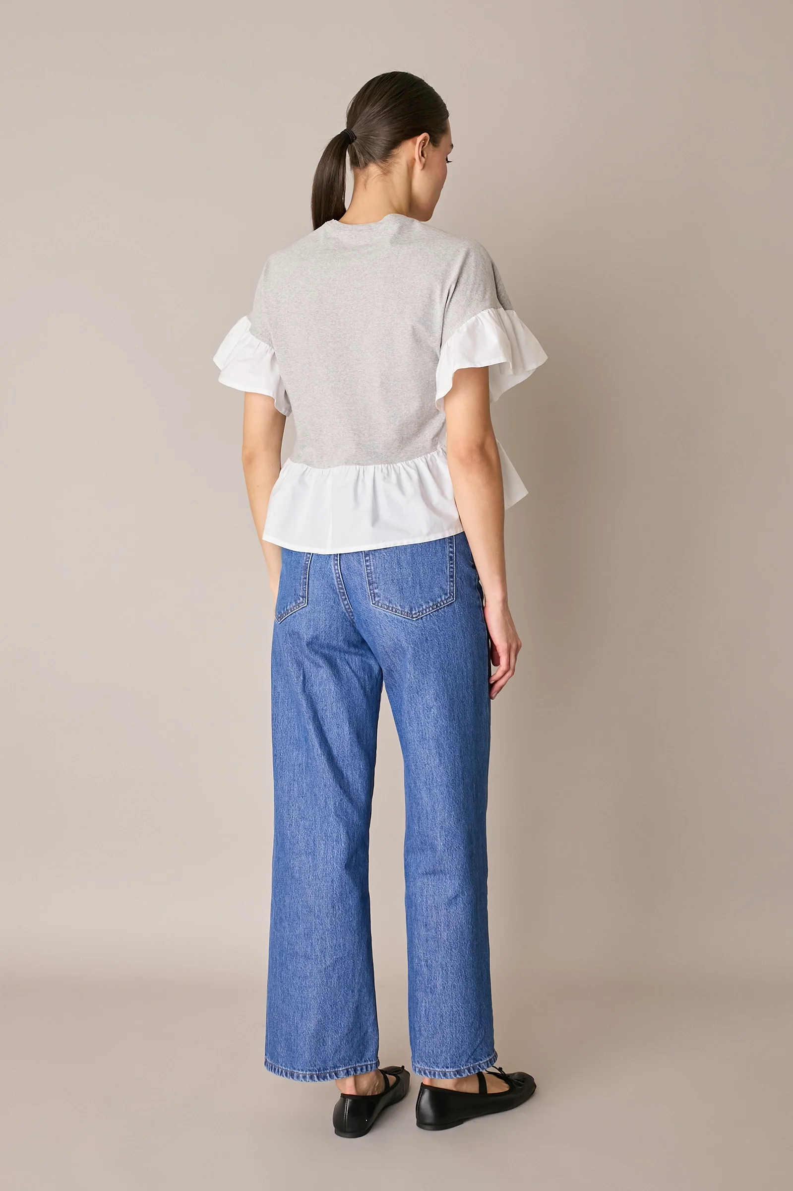 T-shirt con balze a contrasto - Image 15