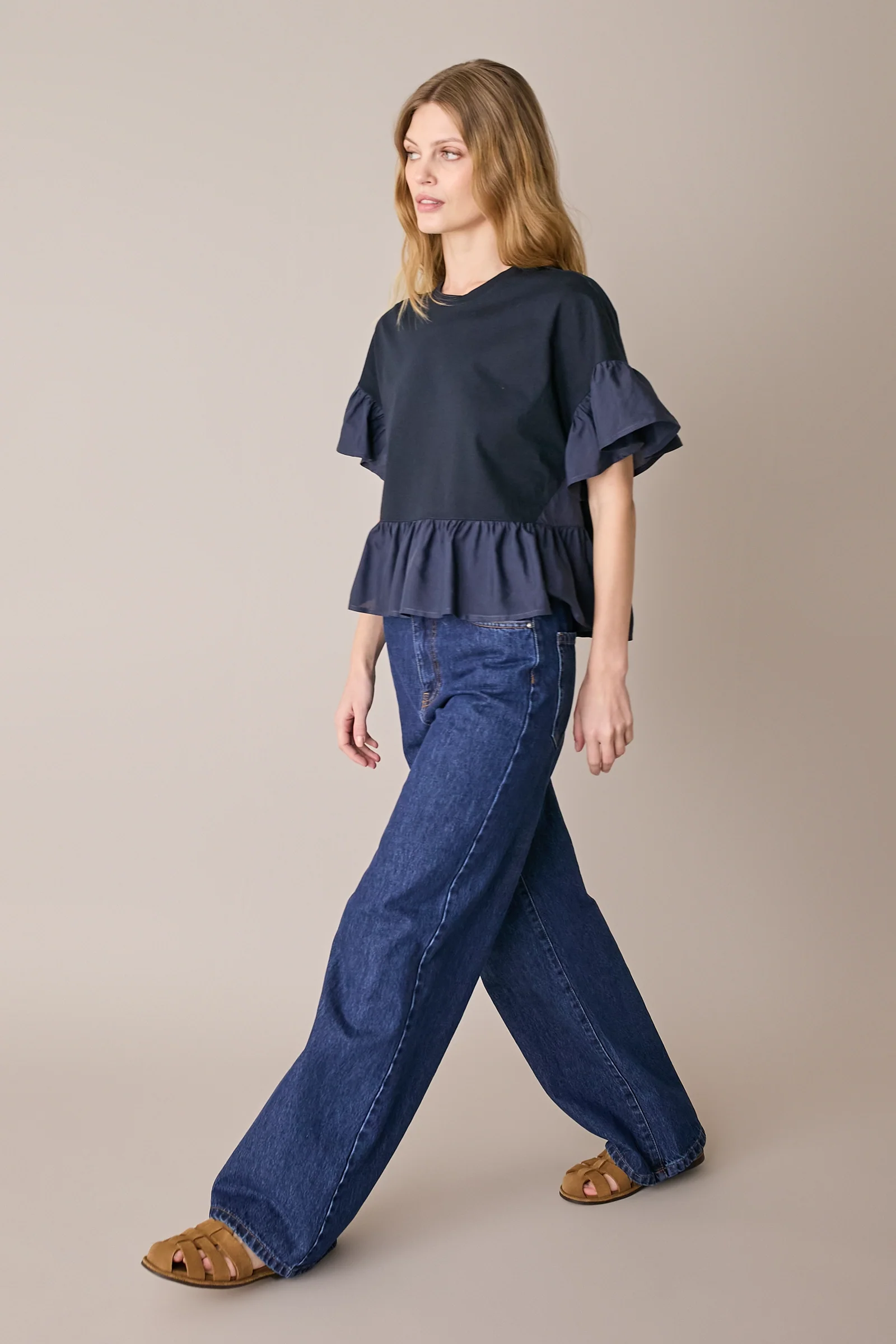 T-shirt con balze a contrasto - Image 16