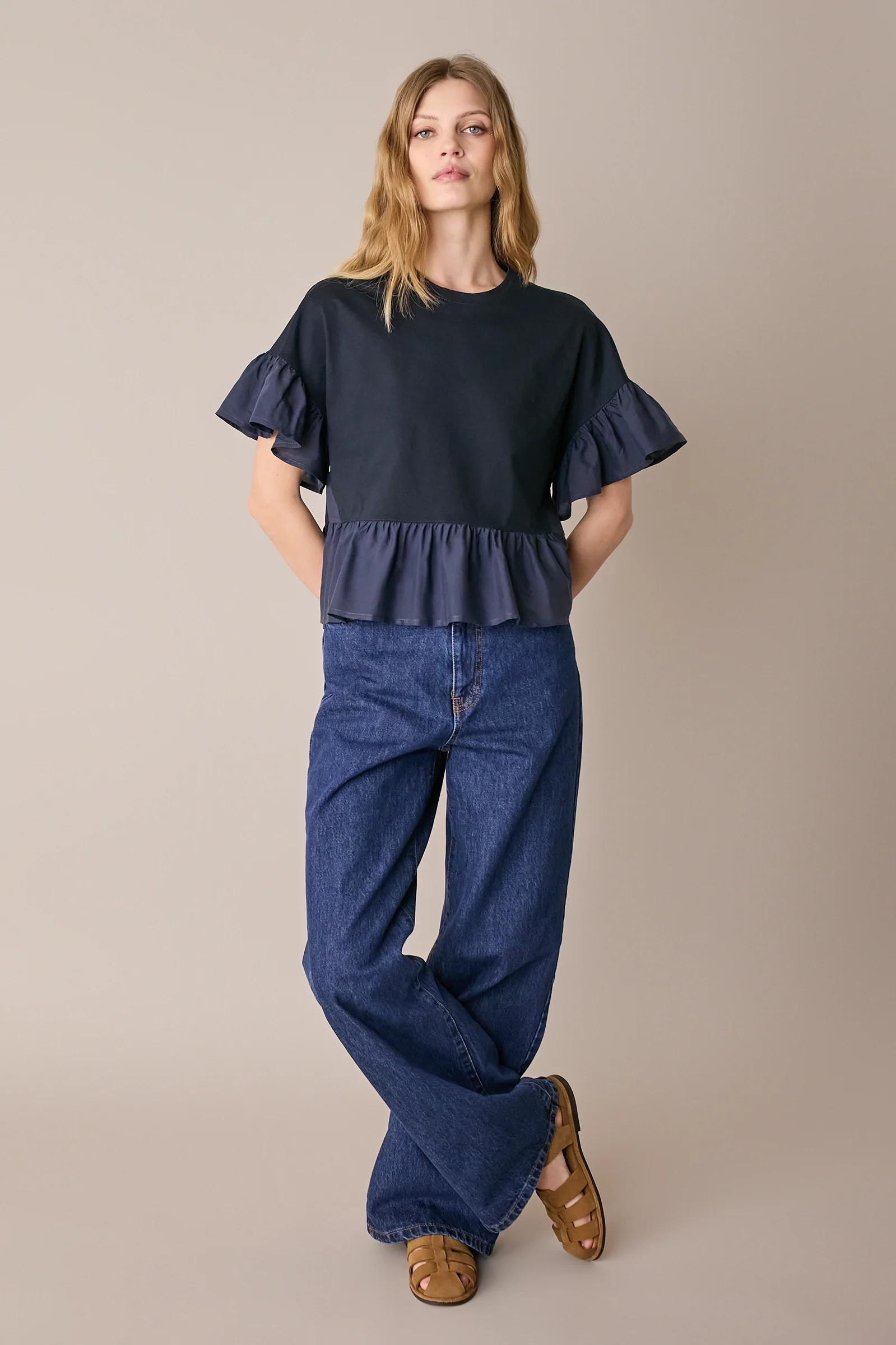 T-shirt con balze a contrasto - Image 17