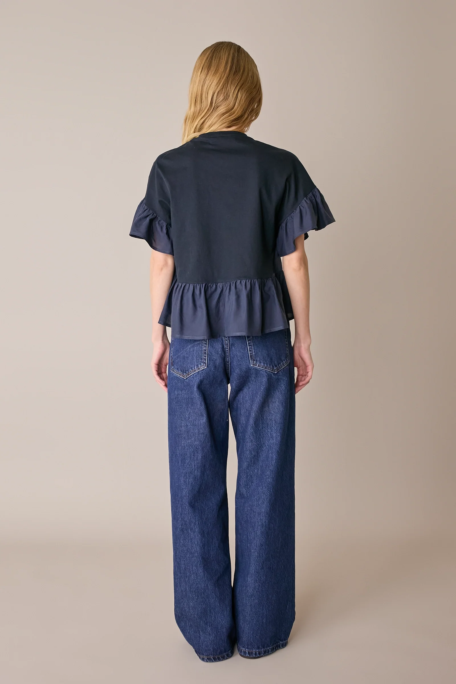 T-shirt con balze a contrasto - Image 20