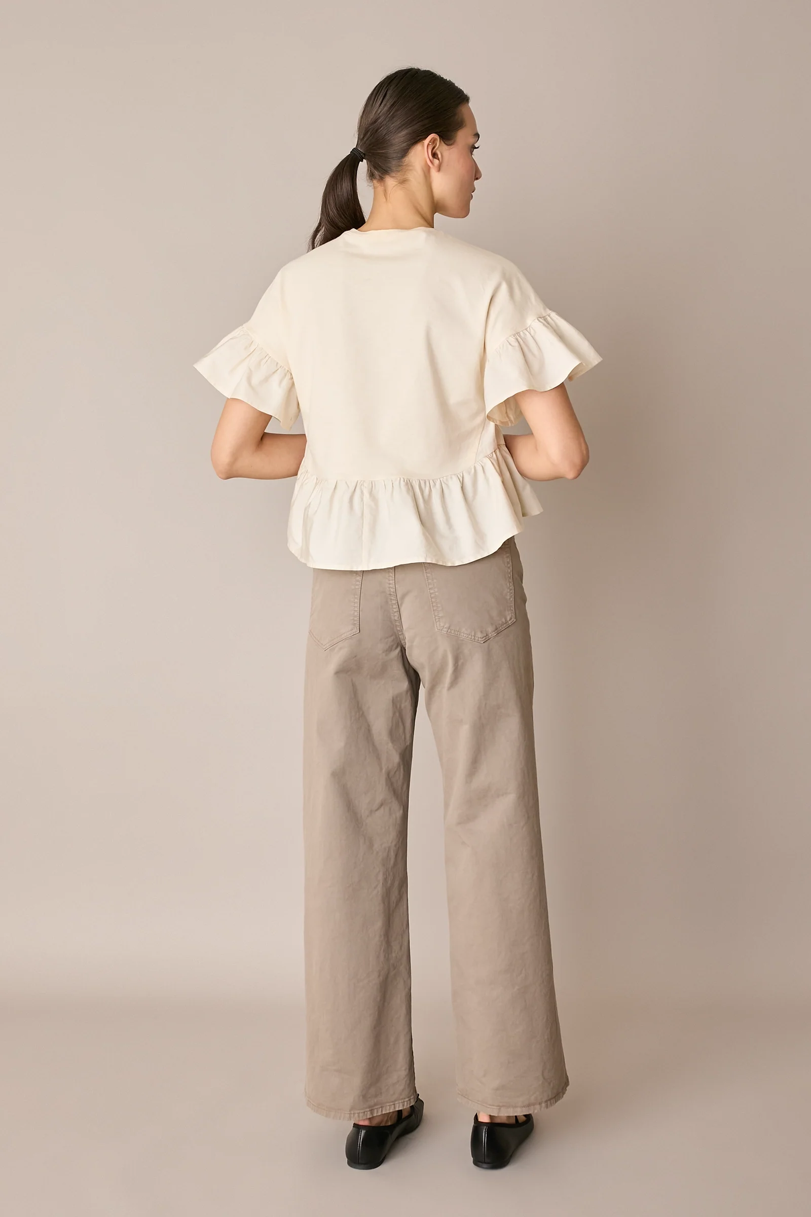 T-shirt con balze a contrasto - Image 5