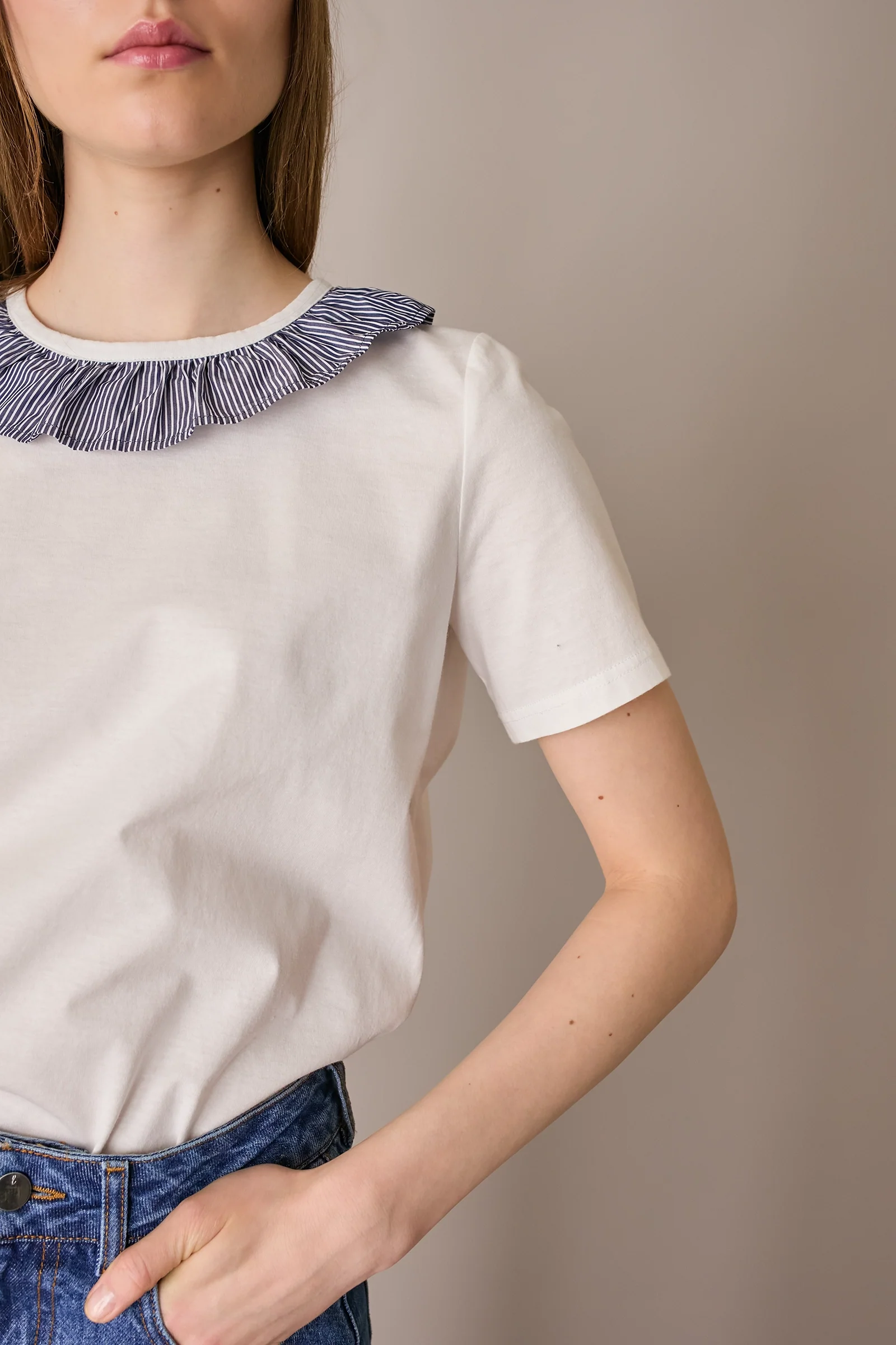 T-shirt con colletto volant - Image 2
