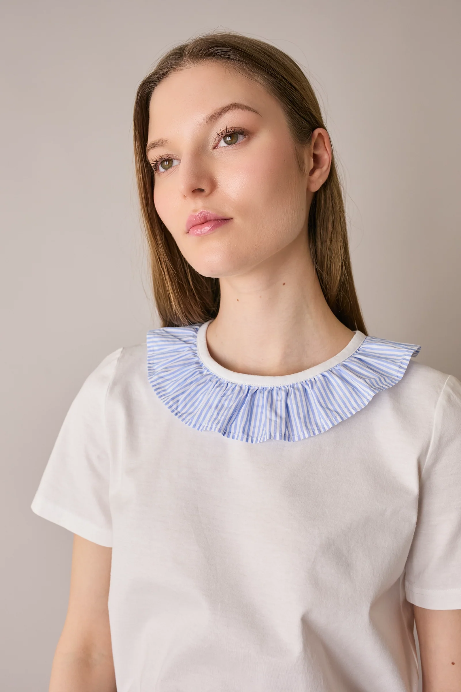 T-shirt con colletto volant - Image 4