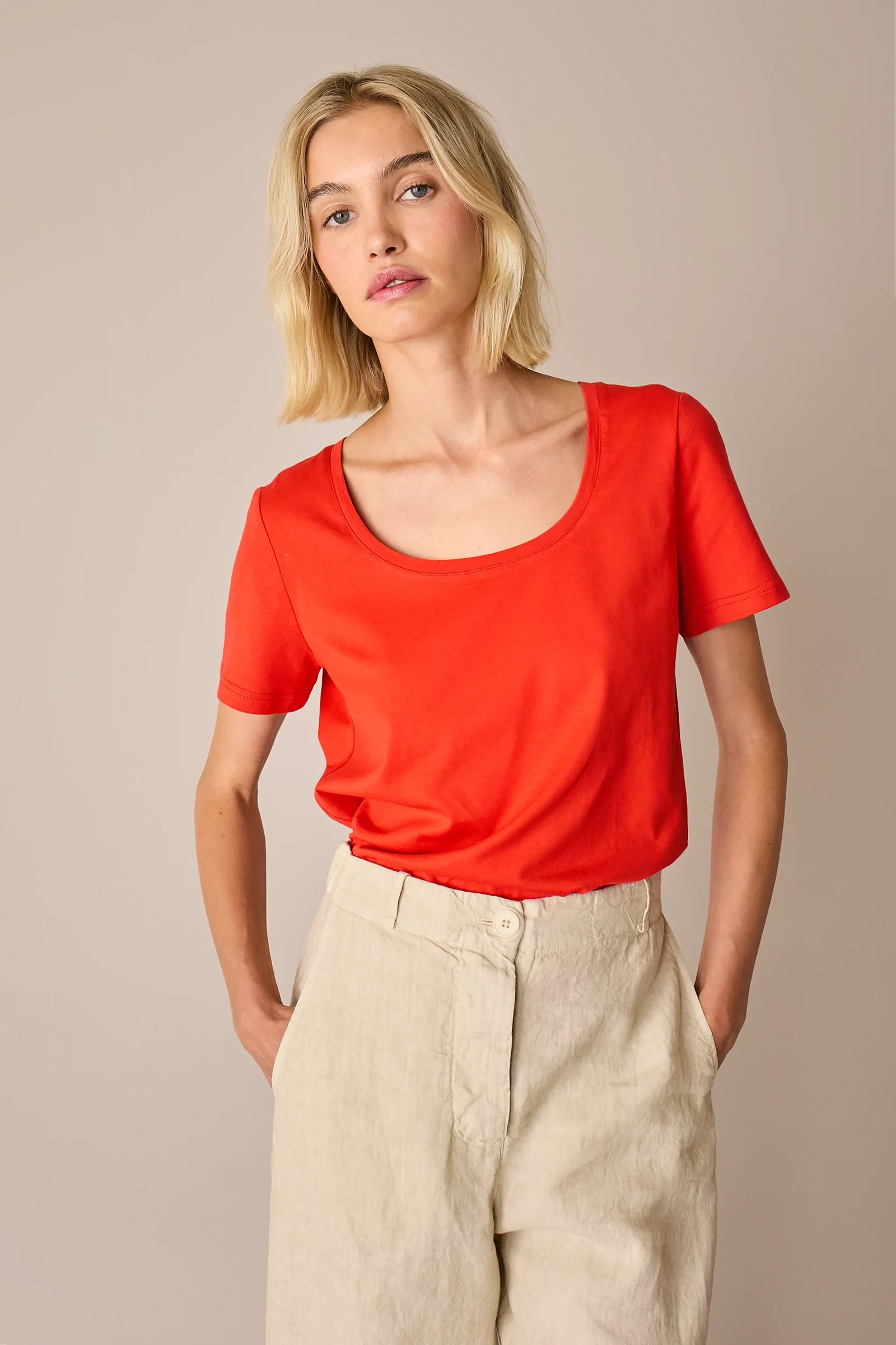 T-shirt con scollo ampio - Image 3