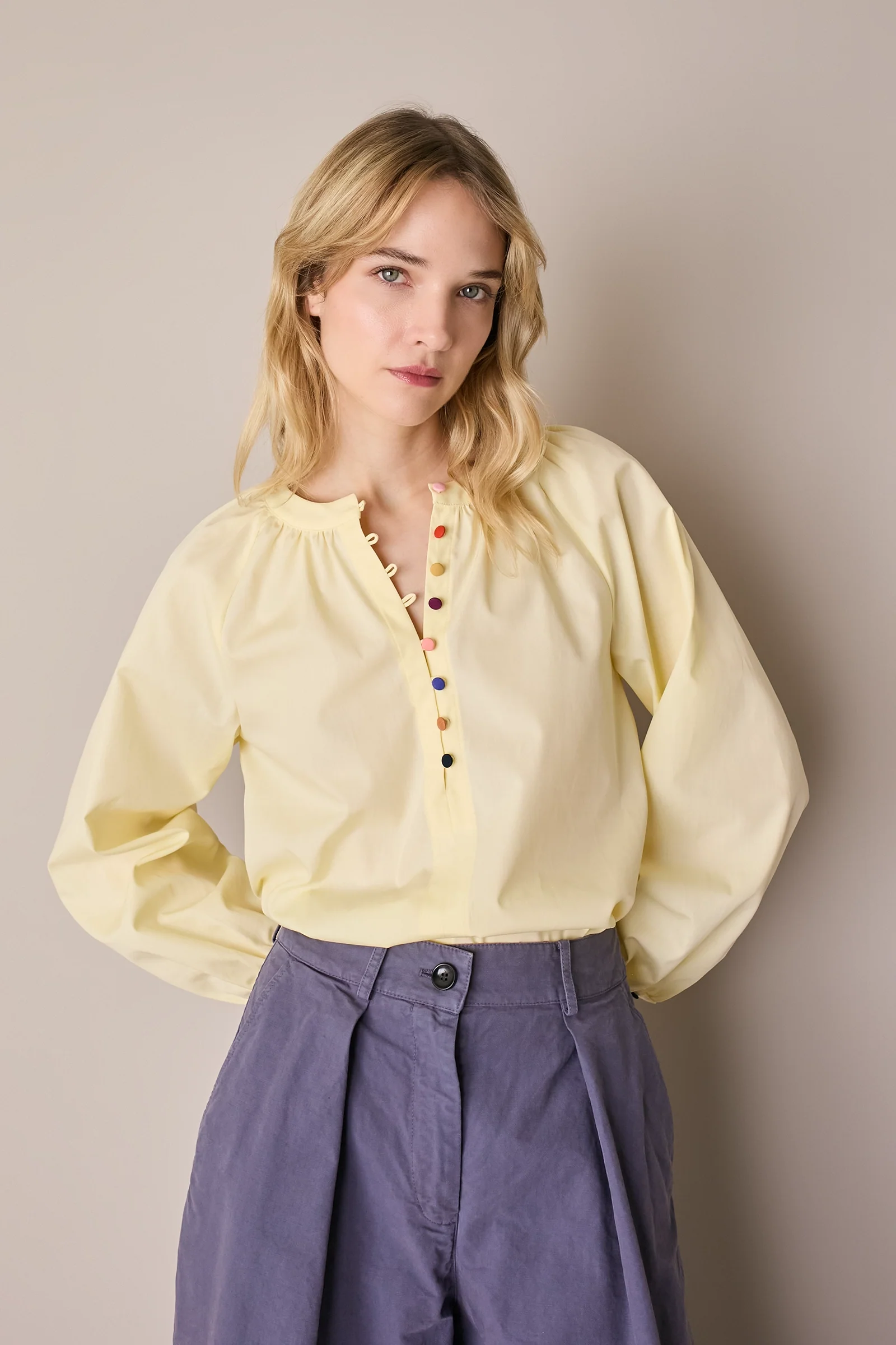 Top con bottoni colorati - Image 7