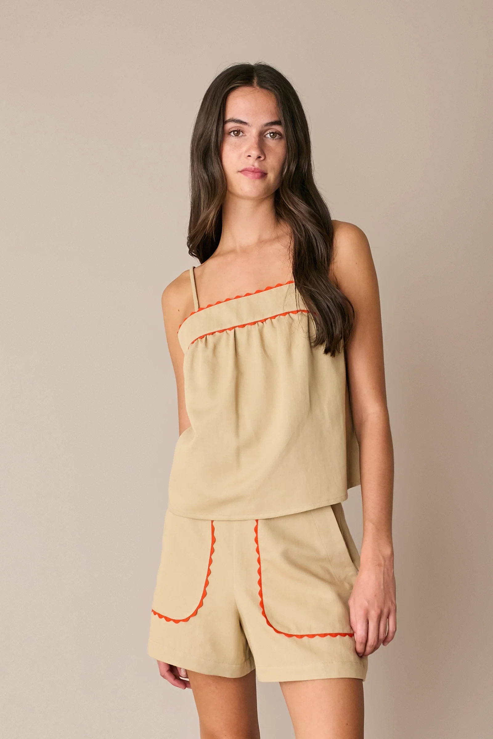 Top con serpentina colorata