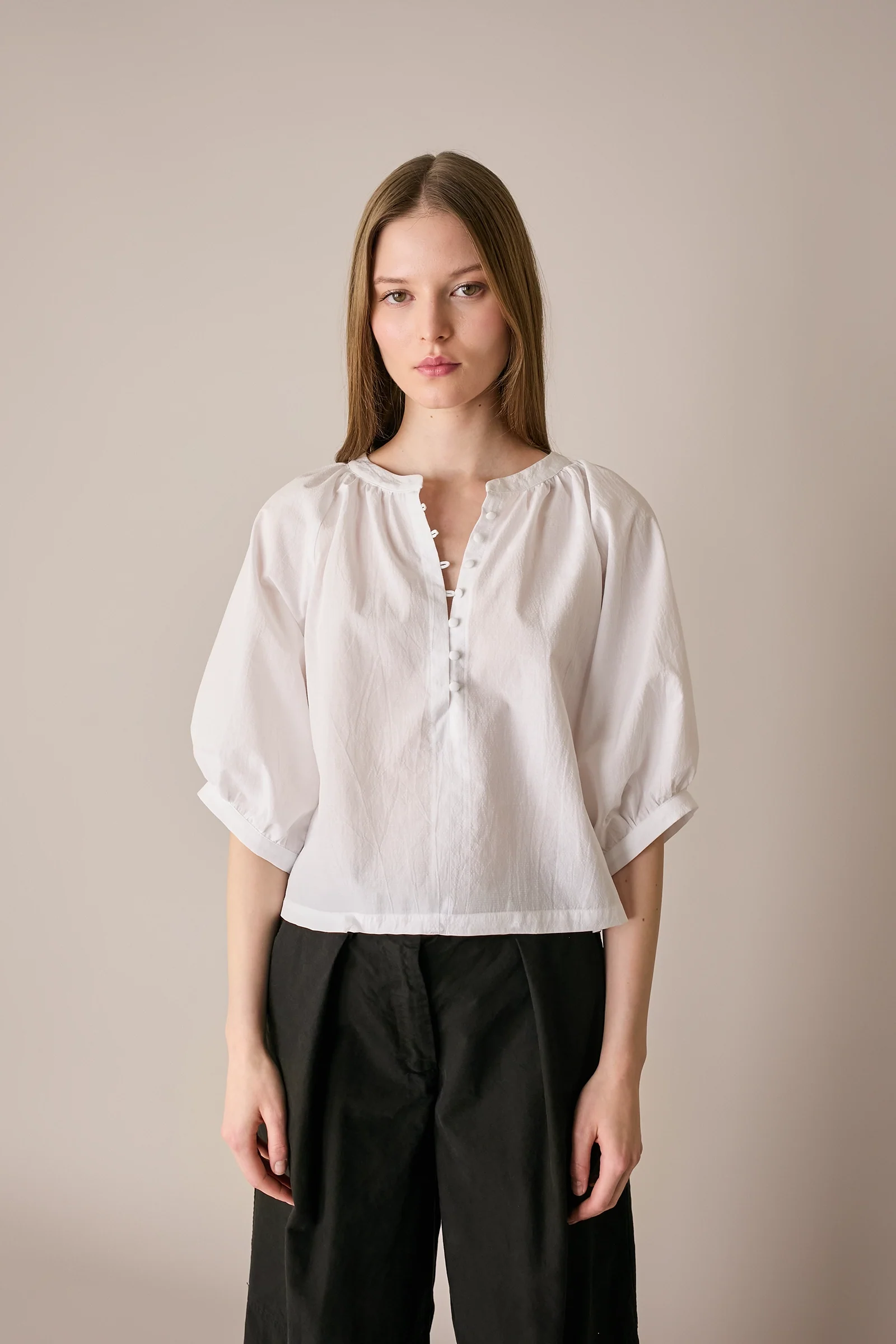 Top in cotone con bottoncini rivestiti