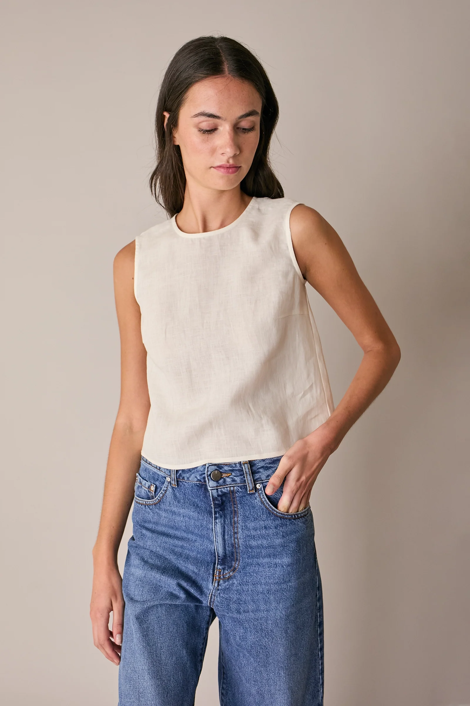 Top in lino con bottoncini