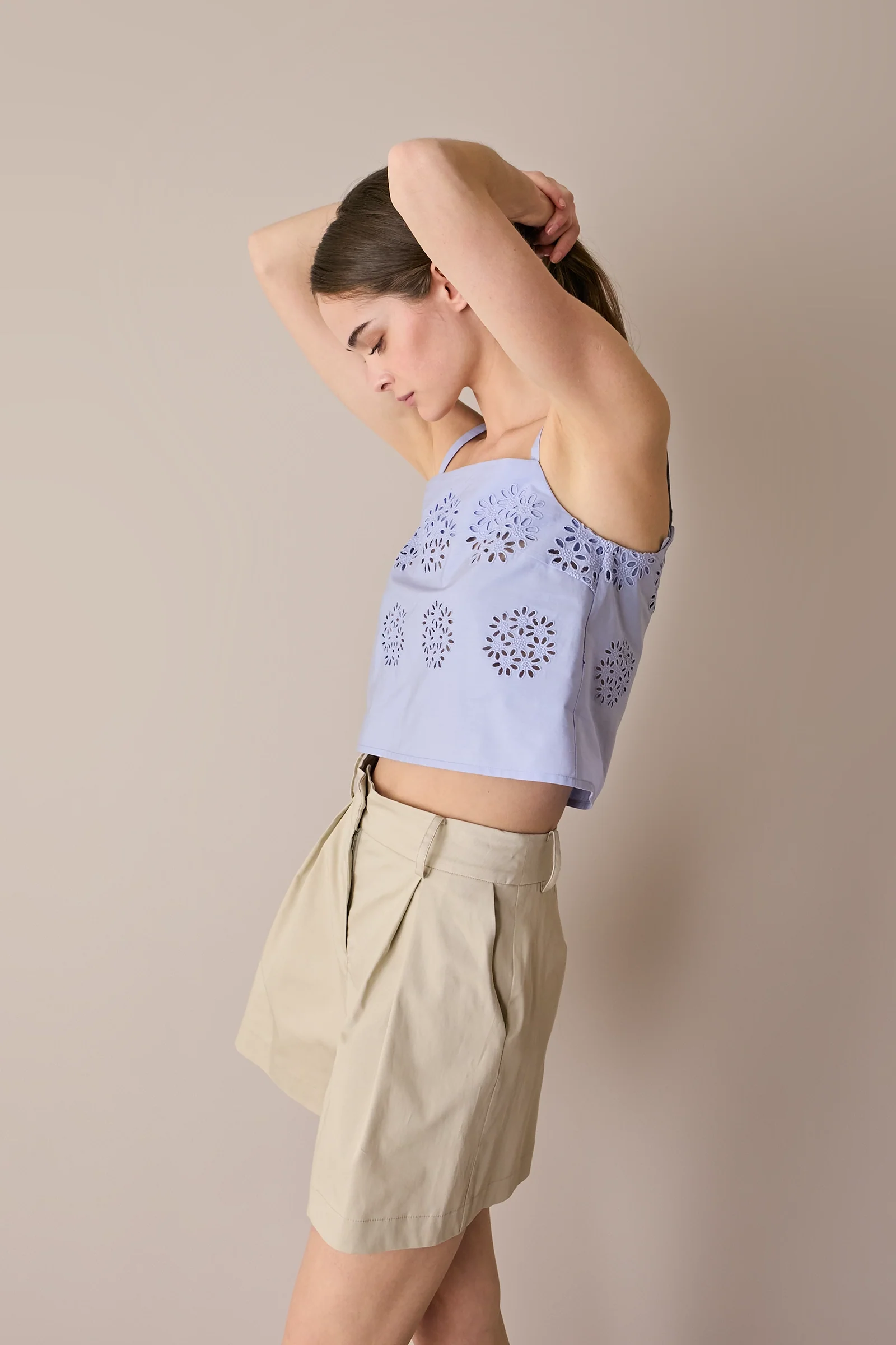 Top ricamato con fiori cut-out - Image 5