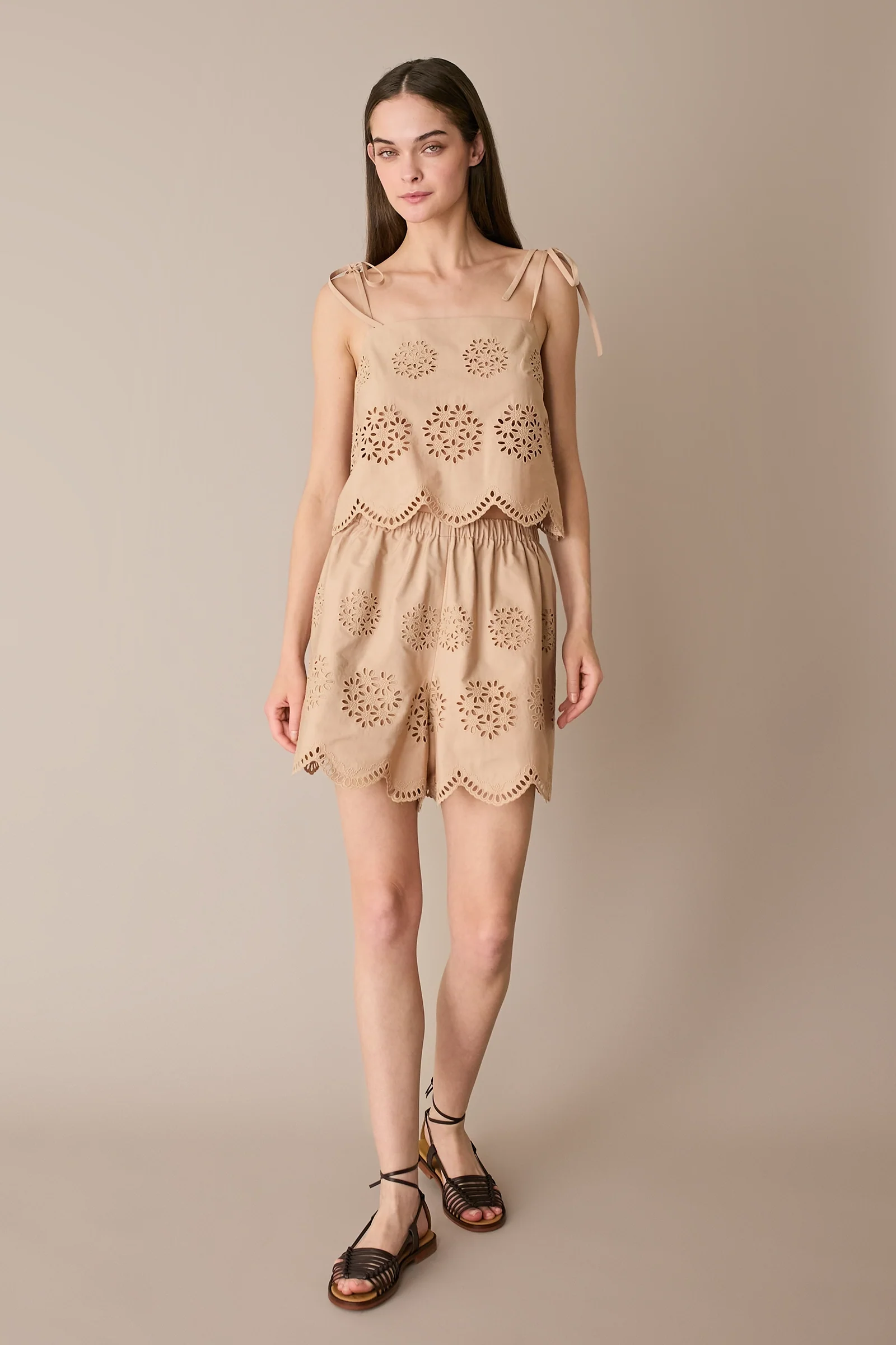 Top ricamato con fiori cut-out e spalline regolabili - Image 2